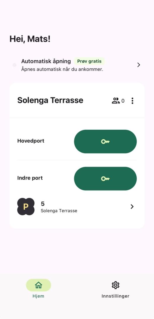 Hjem i Parqio-appen med stedskortet Solenga Terrasse, knappene Hovedport og Indre port og raden «Automatisk åpning»