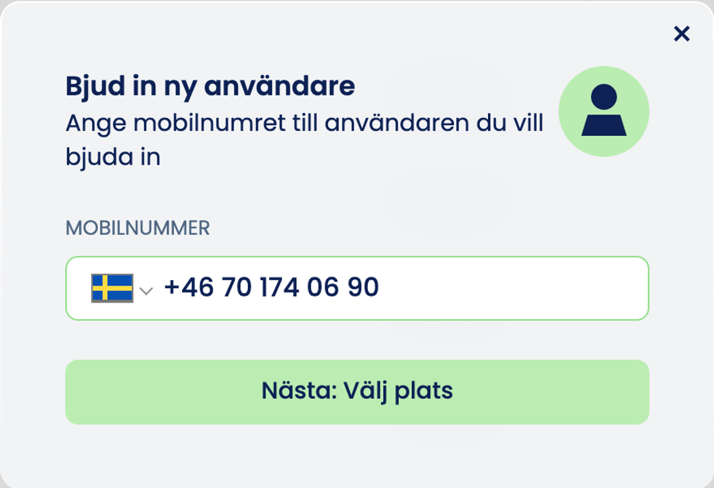 Fönstret ”Bjud in ny användare” med ett mobilnummer i fältet ”Mobilnummer” och knappen ”Nästa: Välj plats”