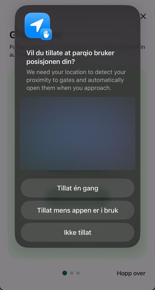 iOS-dialogen «Vil du tillate at parqio bruker posisjonen din?» med «Tillat én gang», «Tillat mens appen er i bruk» og «Ikke tillat»