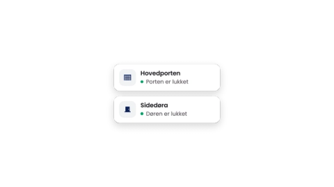 To hvite statuskort over et foto av en boligblokk i skumringen: Hovedporten og Sidedøra, begge med grønn prikk og «Porten er lukket» / «Døren er lukket».