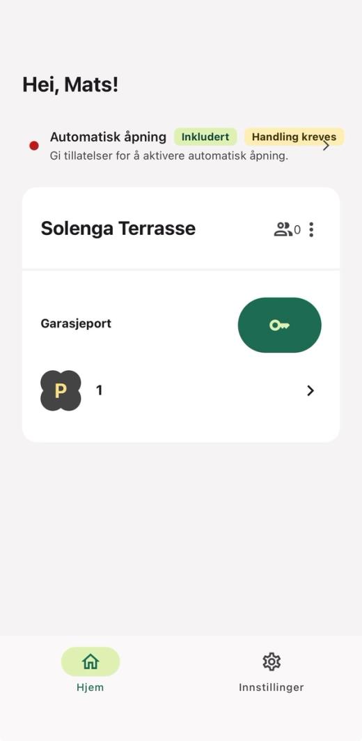 Hjem i Parqio-appen med stedskortet Solenga Terrasse, porten Garasjeport og meldingen «Automatisk åpning – Handling kreves»