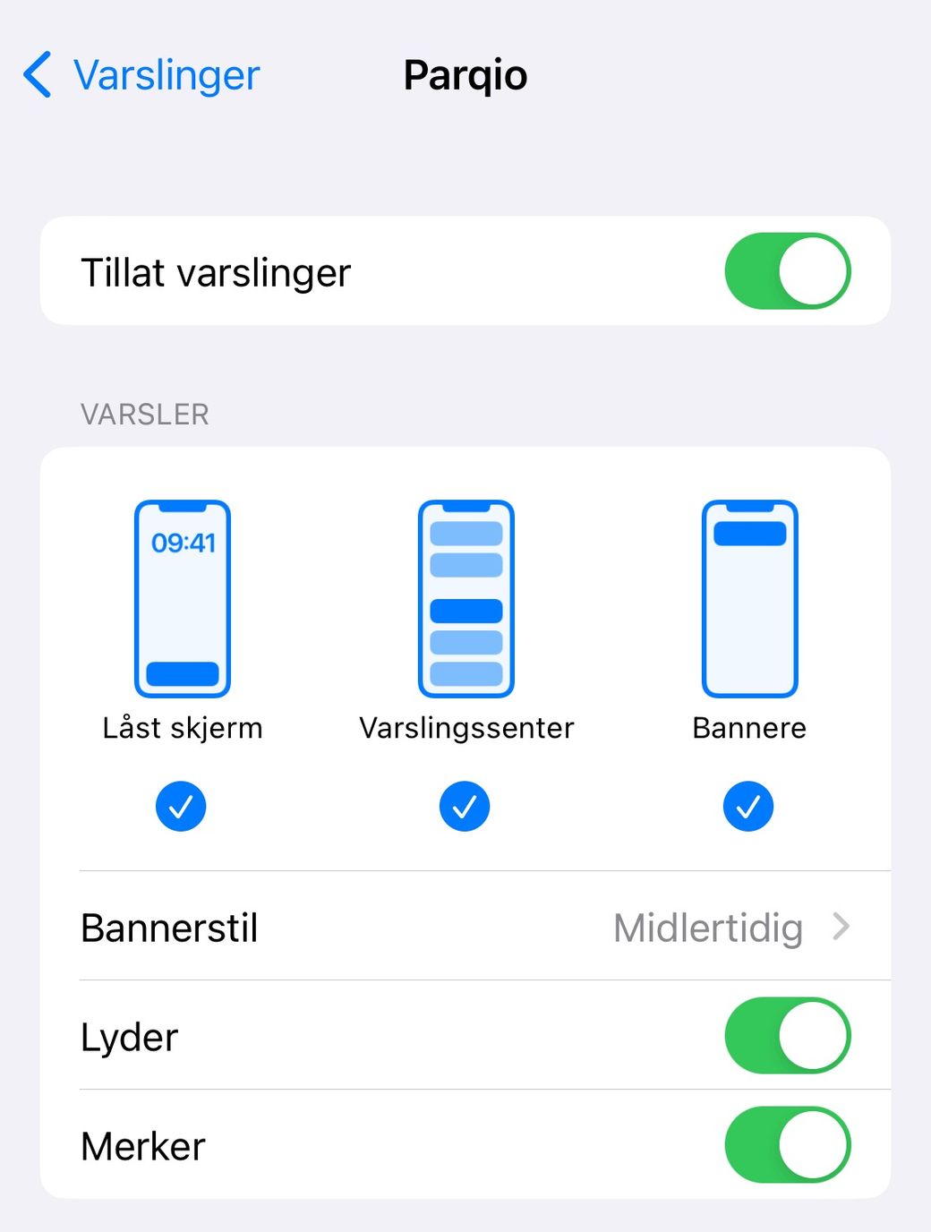 iOS-inställningarna för Parqio-aviseringar på norska, med «Tillat varslinger» påslaget och Låst skjerm, Varslingssenter och Bannere valda