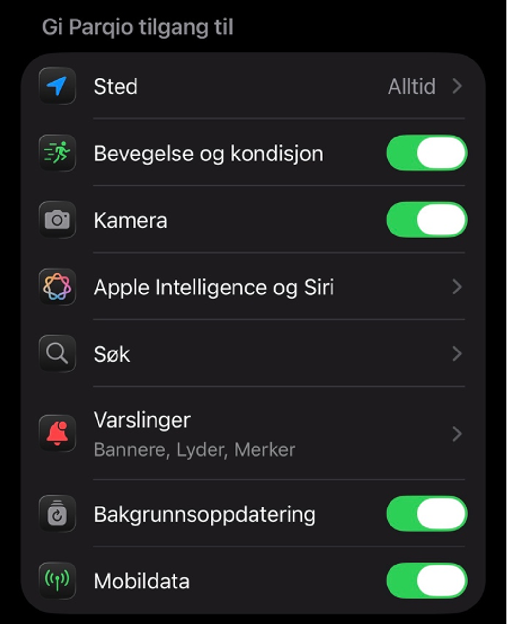 Norska iOS-inställningarna «Gi Parqio tilgang til» med Sted (Alltid), Bevegelse og kondisjon, Kamera, Varslinger, Bakgrunnsoppdatering och Mobildata