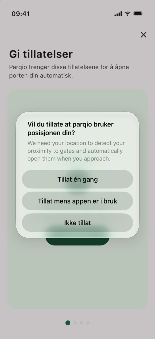 iPhone spør «Vil du tillate at parqio bruker posisjonen din?» med «Tillat én gang», «Tillat mens appen er i bruk» og «Ikke tillat»