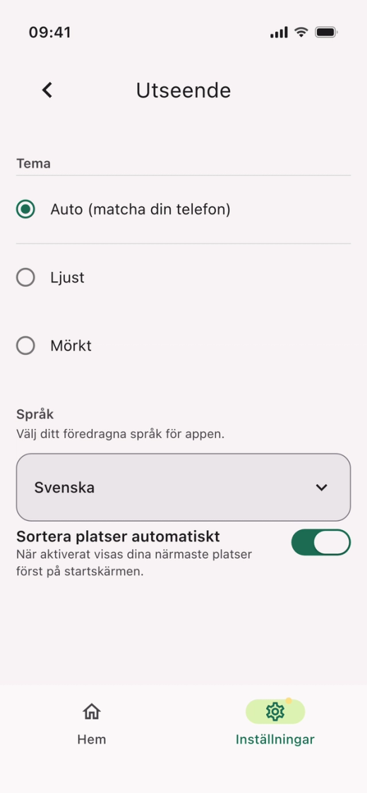 Skärmen ”Utseende” med Tema (Auto, Ljust, Mörkt), språket ”Svenska” och reglaget ”Sortera platser automatiskt”