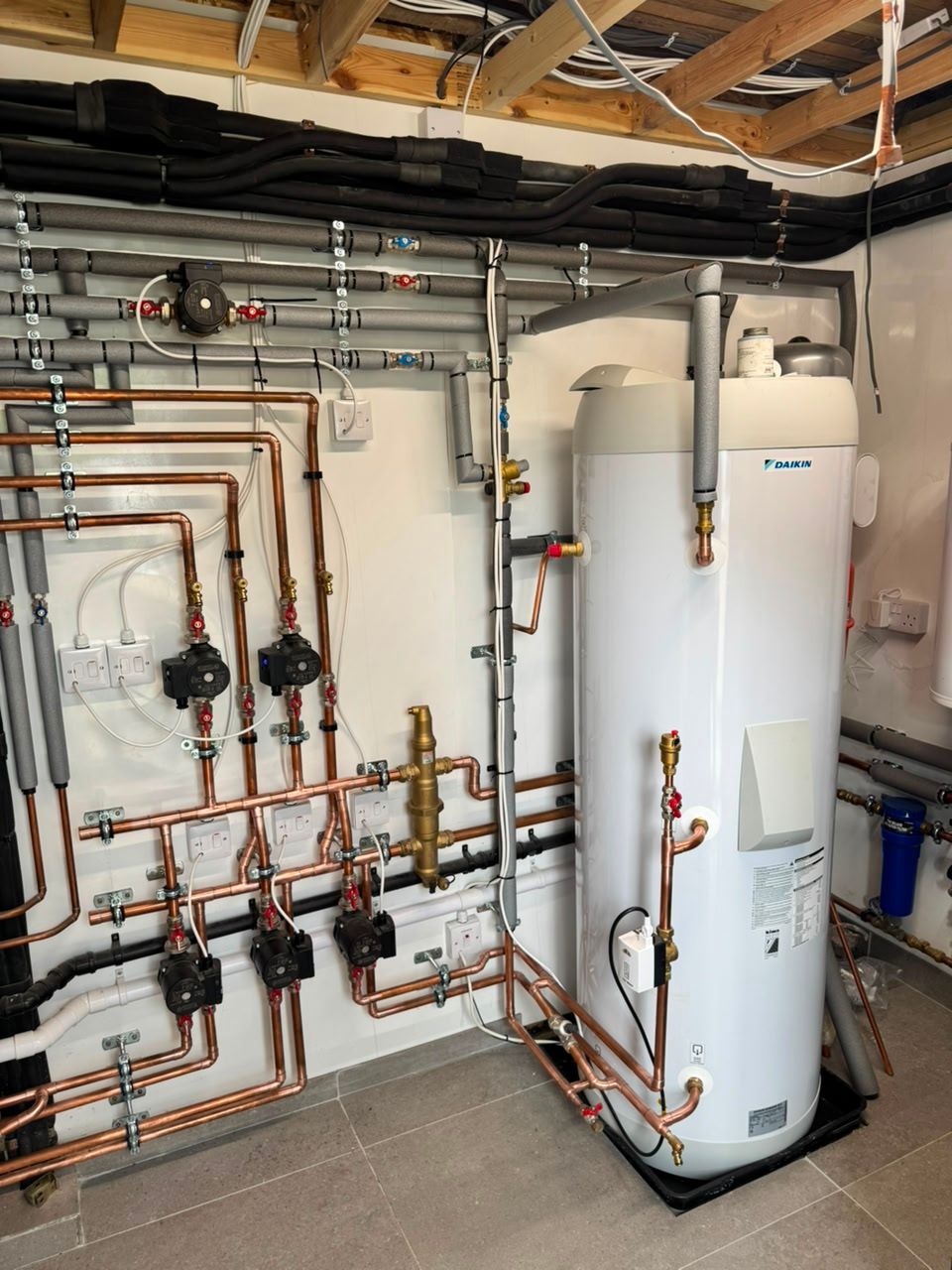 Hot water cylinder