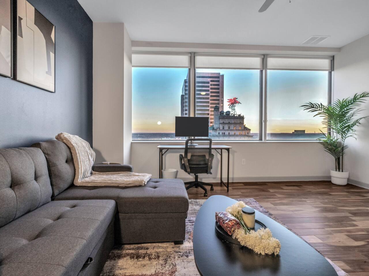 Living room with a little workspace in the corner with an amazing view of the city.