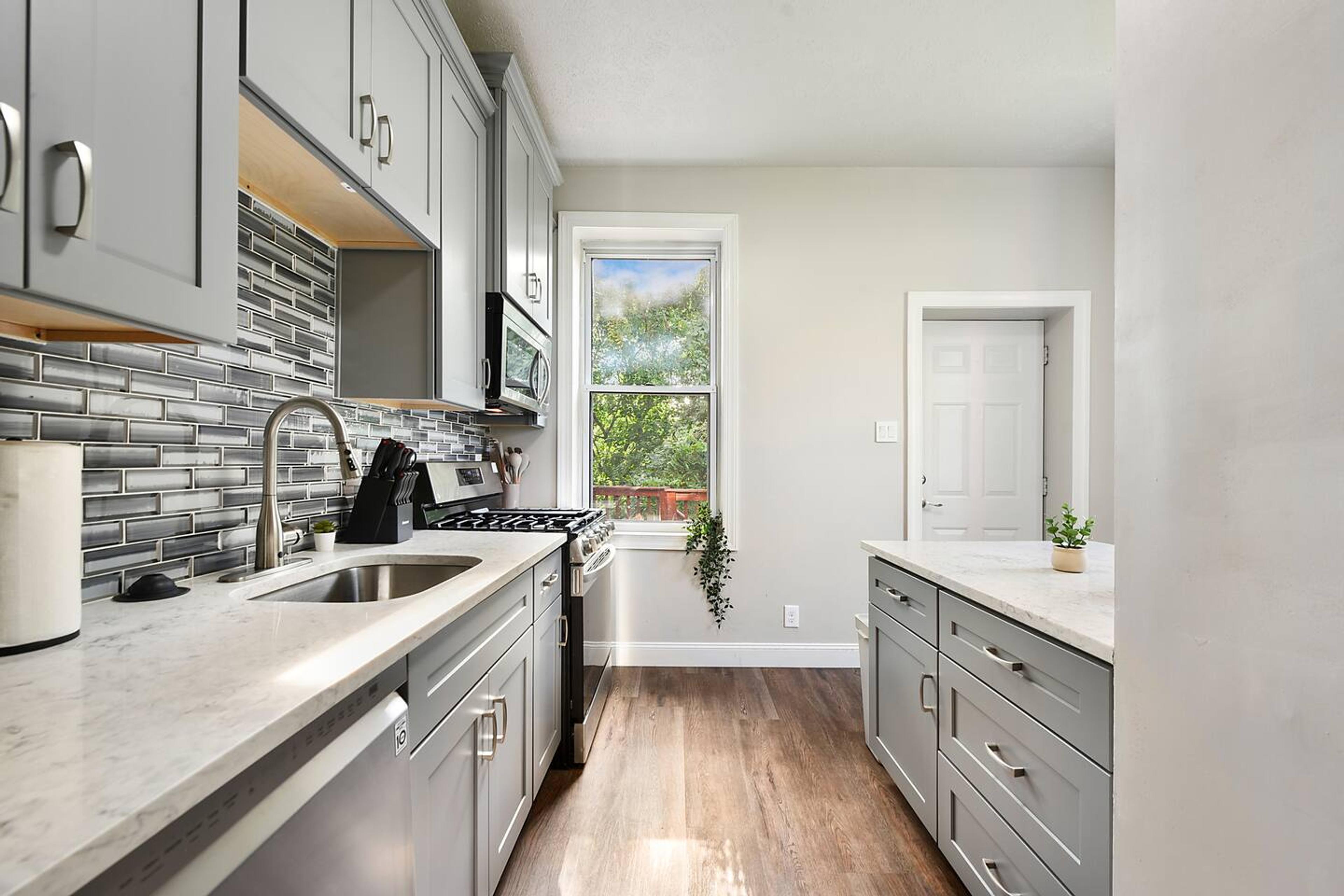 The Art of Cooking in Full View: Kitchen Elegance by the Window
