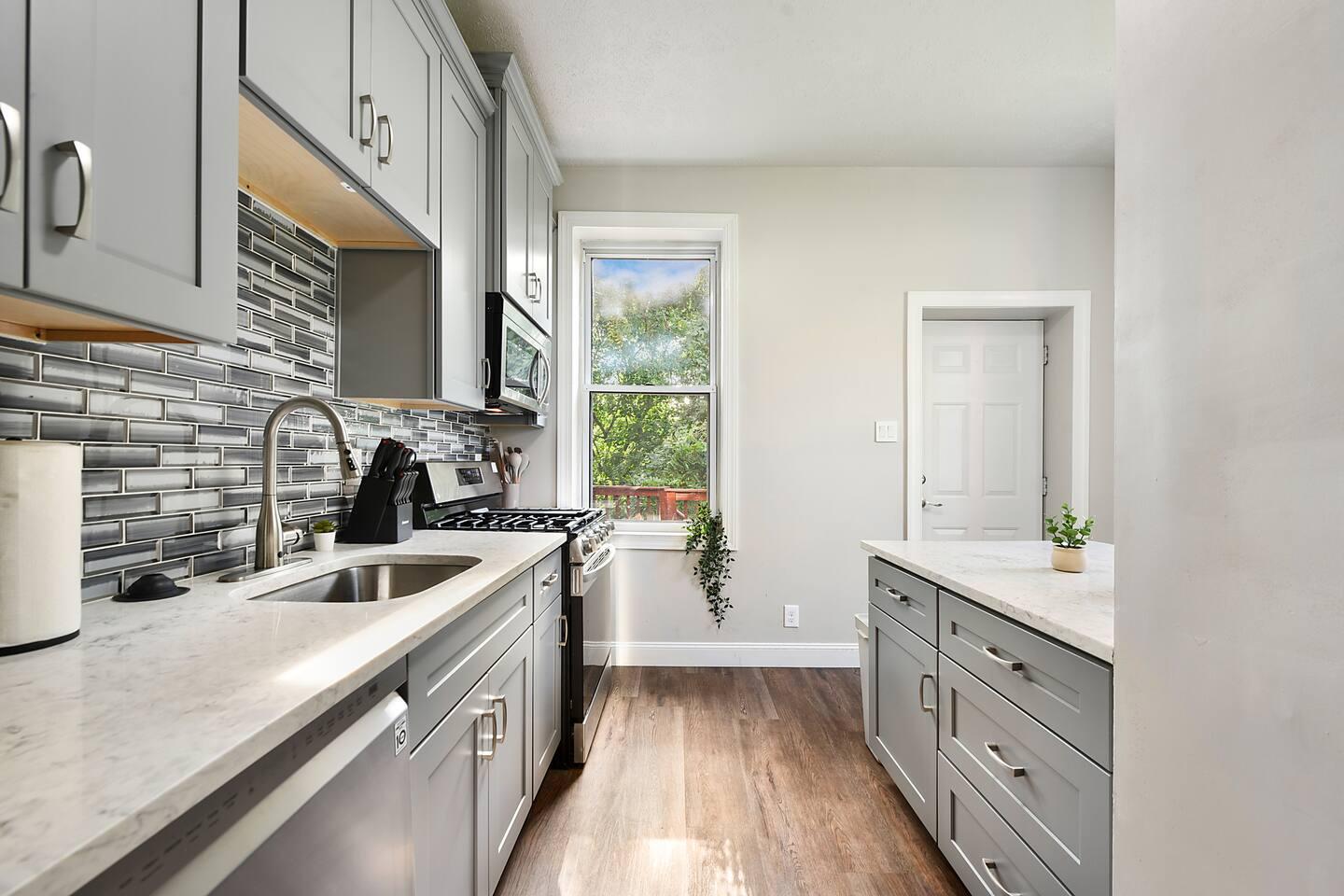 The Art of Cooking in Full View: Kitchen Elegance by the Window