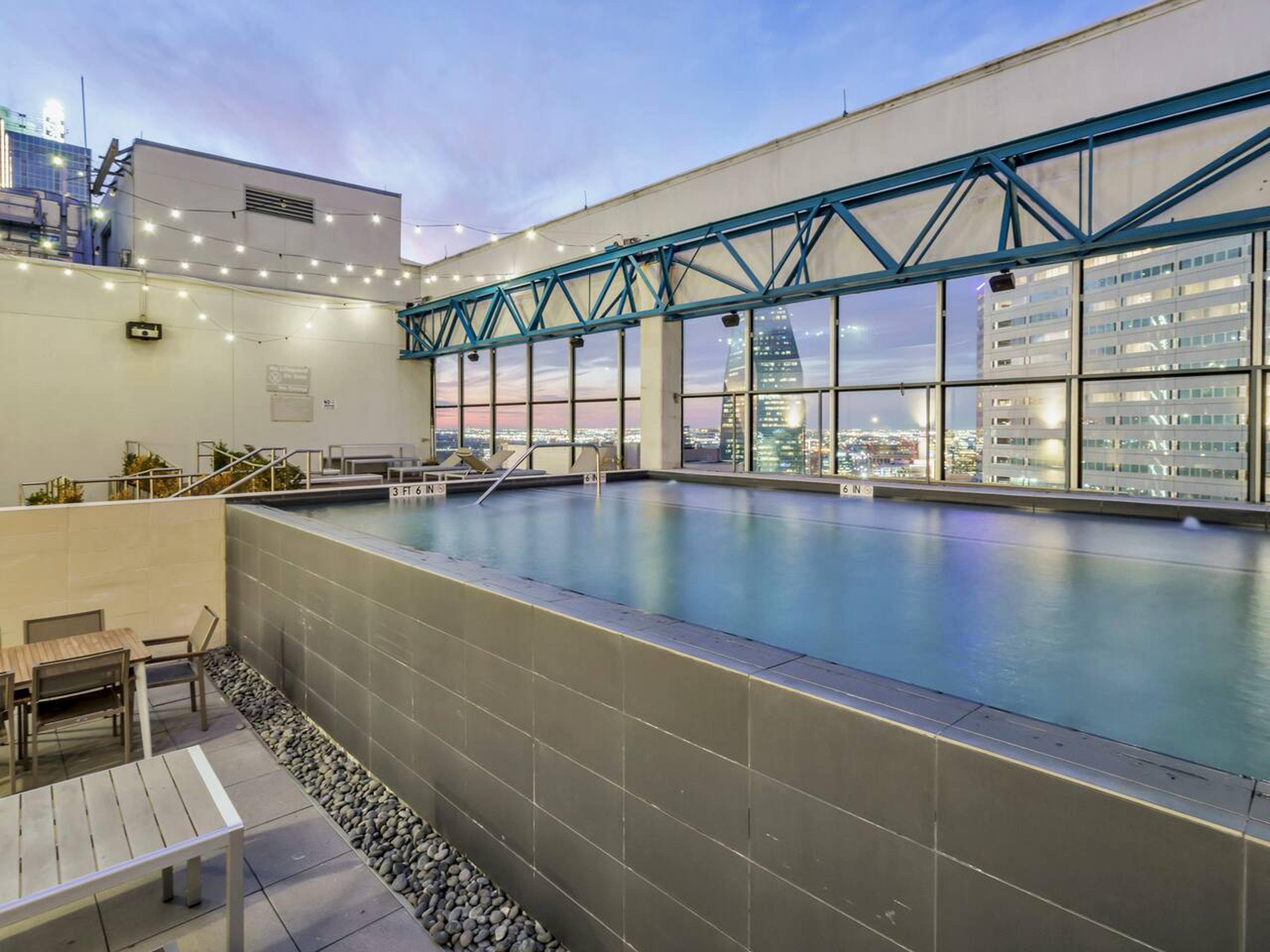 Common area: Pool space for everyone with an amazing view of the city.