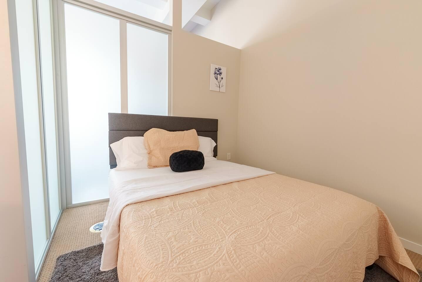 Comfortable bedroom featuring a cozy queen-size bed.