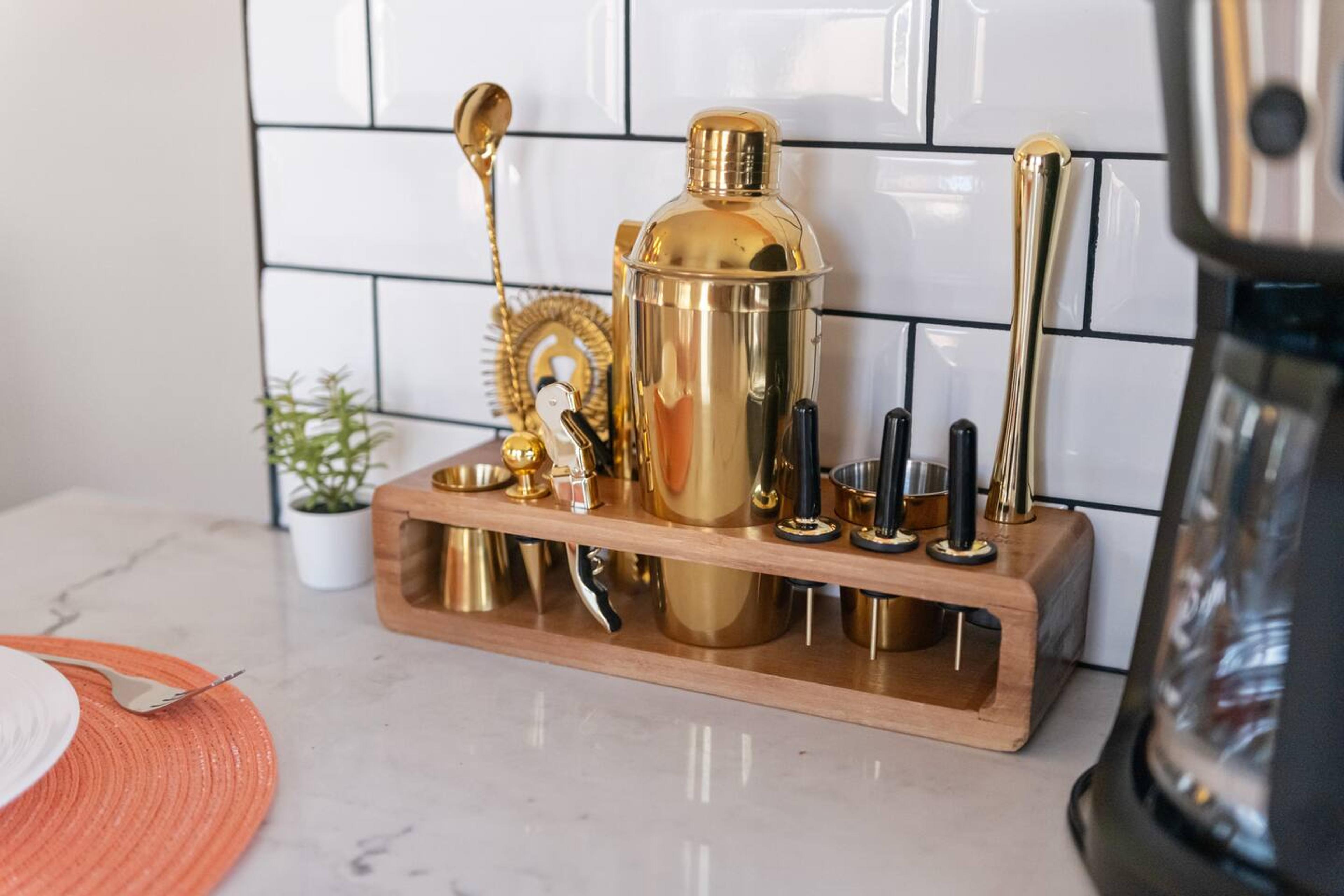 Shake things up with our cocktail recipe book and stylish utensils set! ✨ Perfect for crafting your favorite drinks at home. Cheers to mixology!