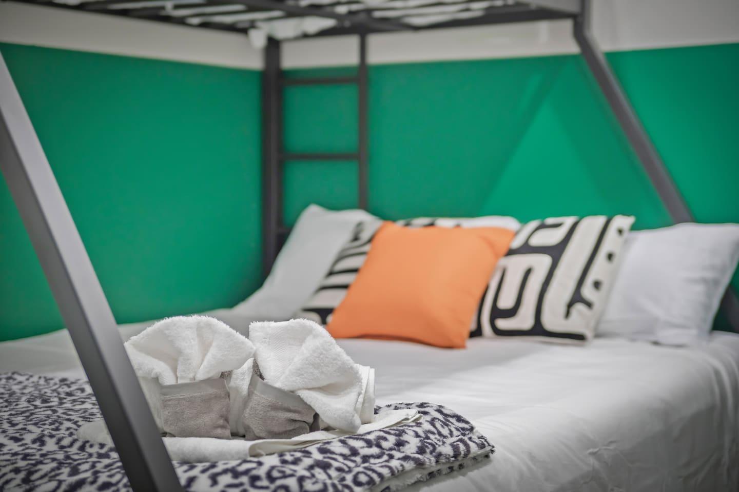 Bedroom 2 : Clean covers, sheets, towels, pillows etc