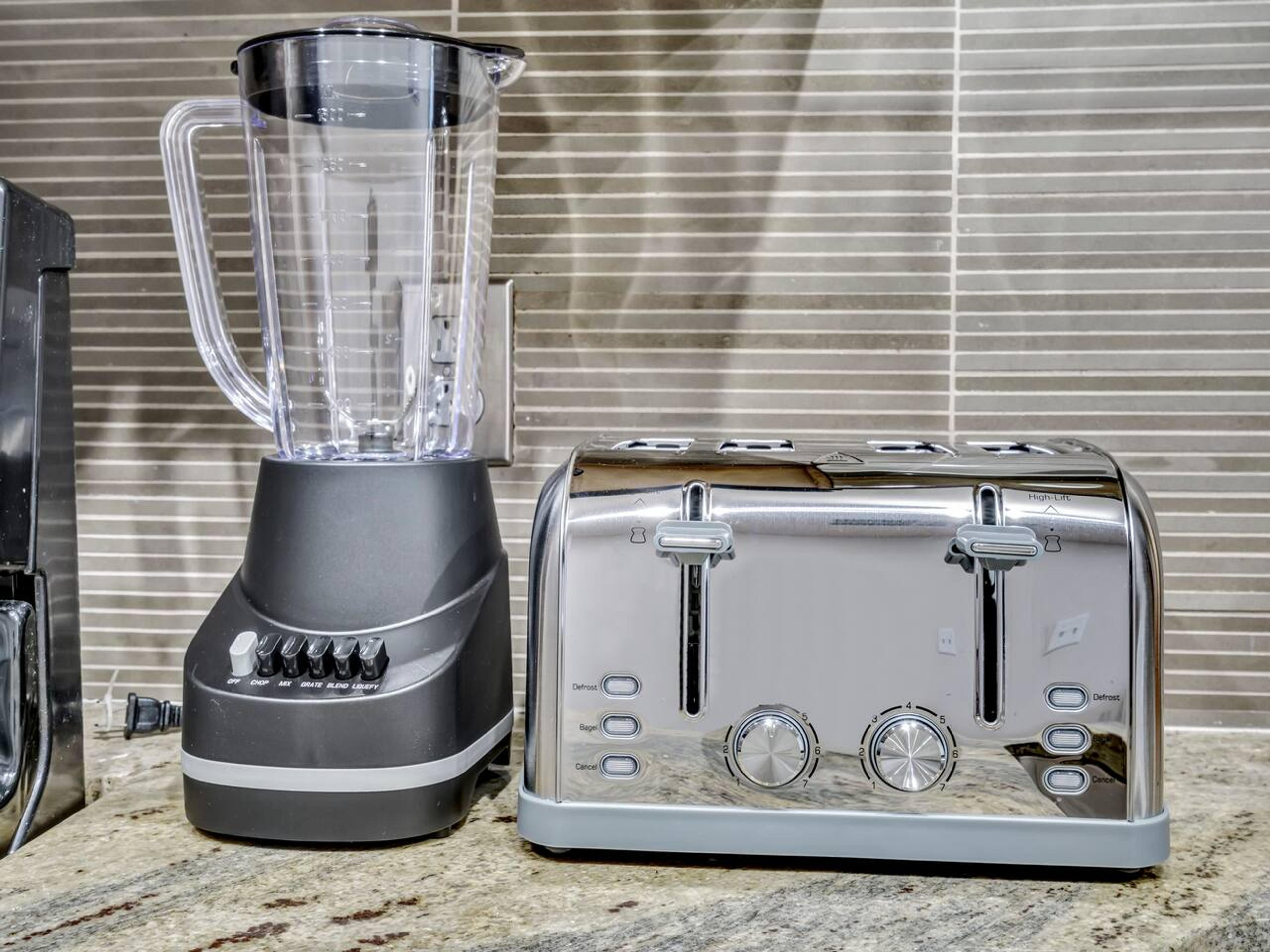 kitchen amenities- blender and toaster