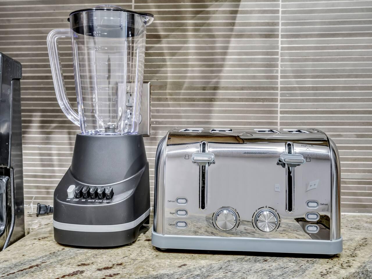 kitchen amenities- blender and toaster