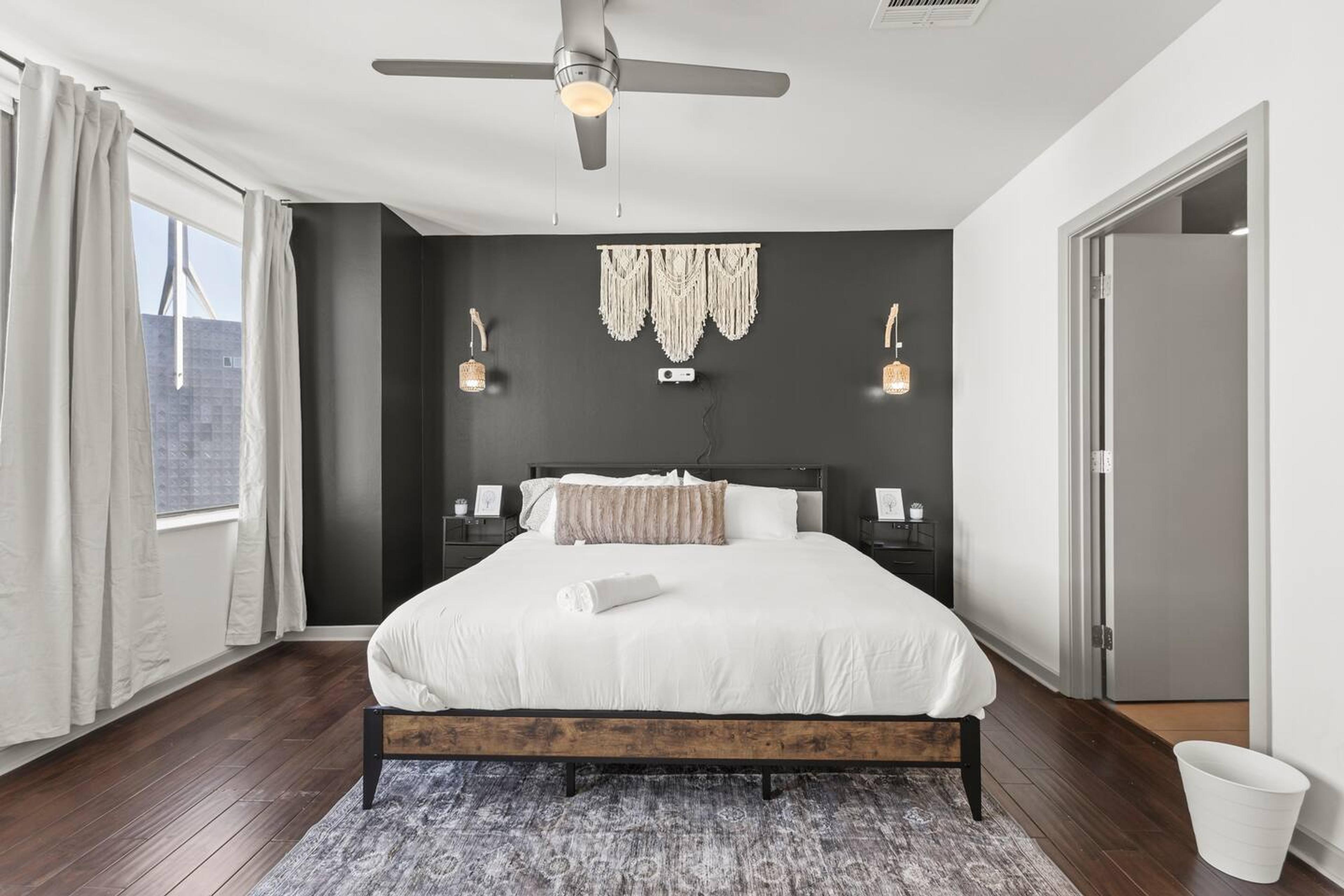 ️ Spacious Comfort: Features a king bed + foldable twin bed – sleeps 3 guests comfortably!