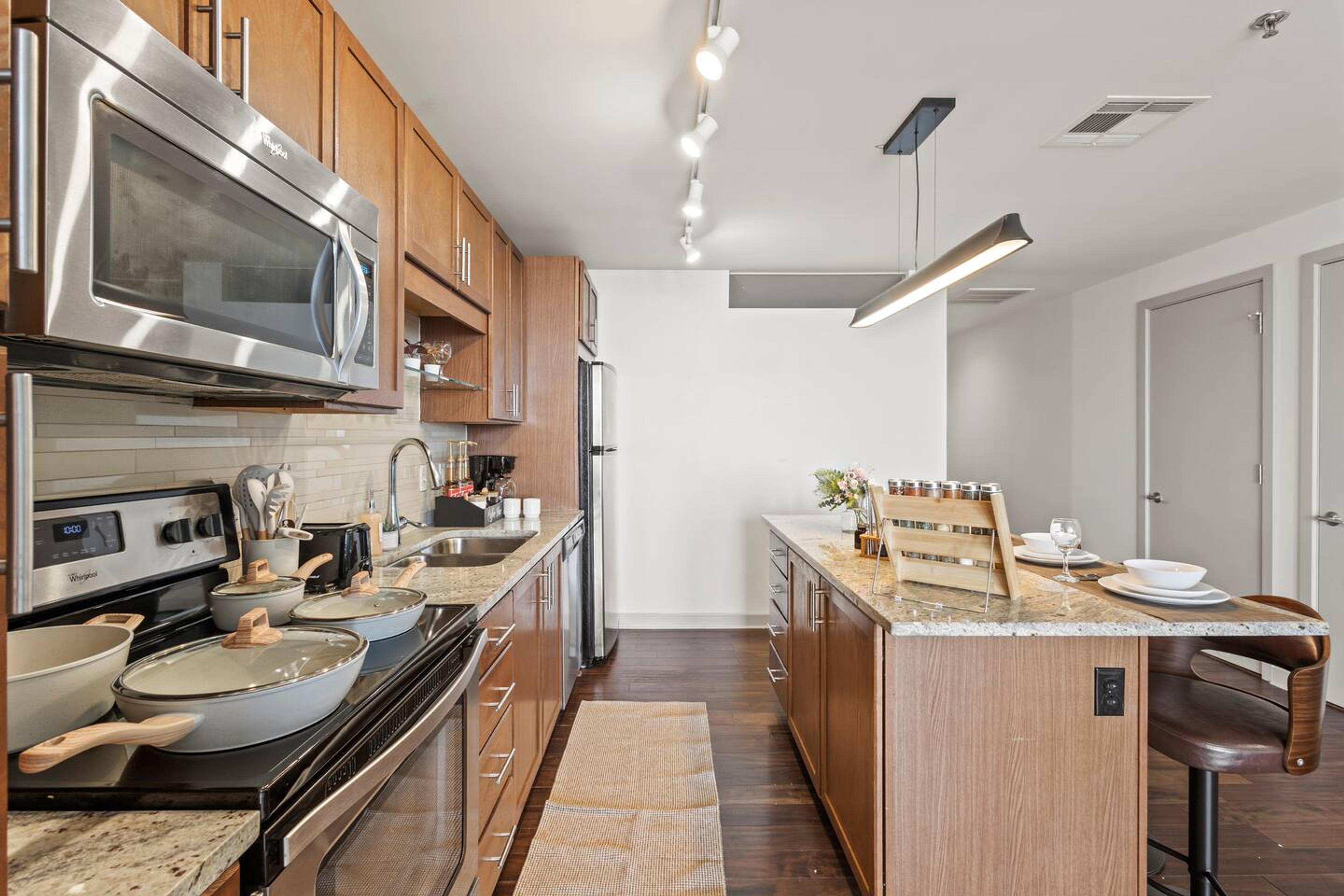 Fully equipped Kitchen: Kettle, knife set, coffee maker, cutting board, blender , stainless steel appliances