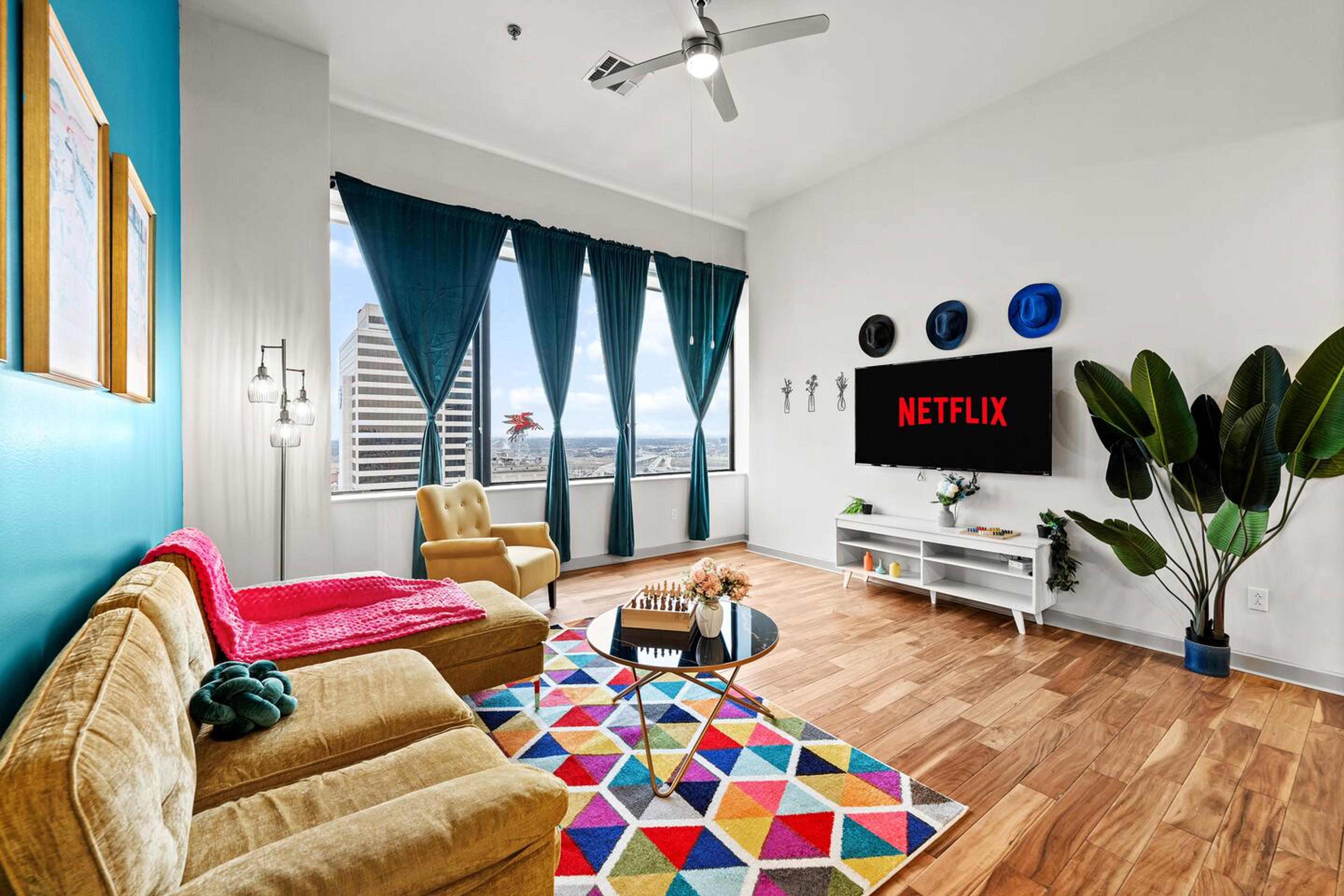 Living room equipped with comfy sofas, Tv and amenities with a view of the beautiful city!