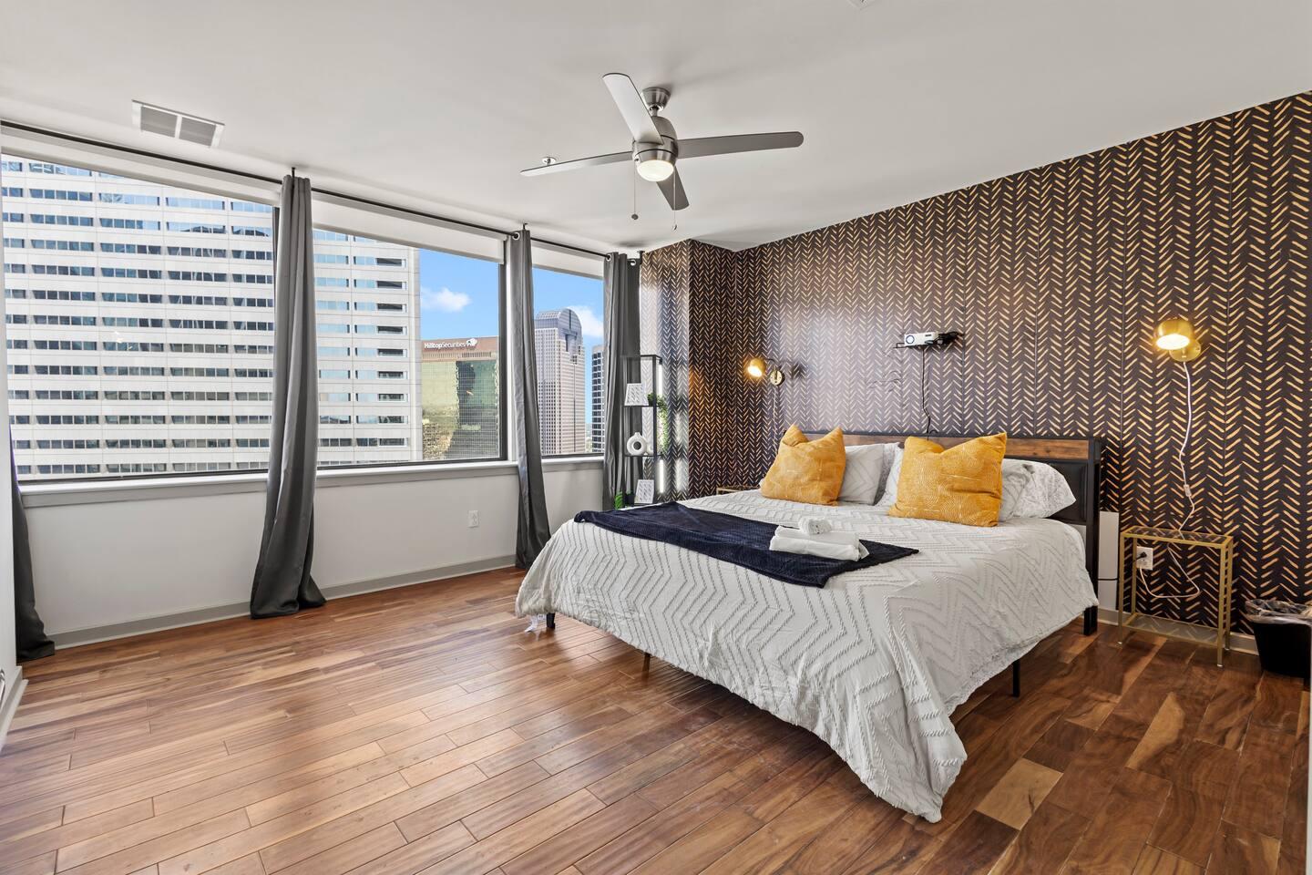 ️ Spacious Comfort: Features a king bed + foldable twin bed – sleeps 3 guests comfortably!