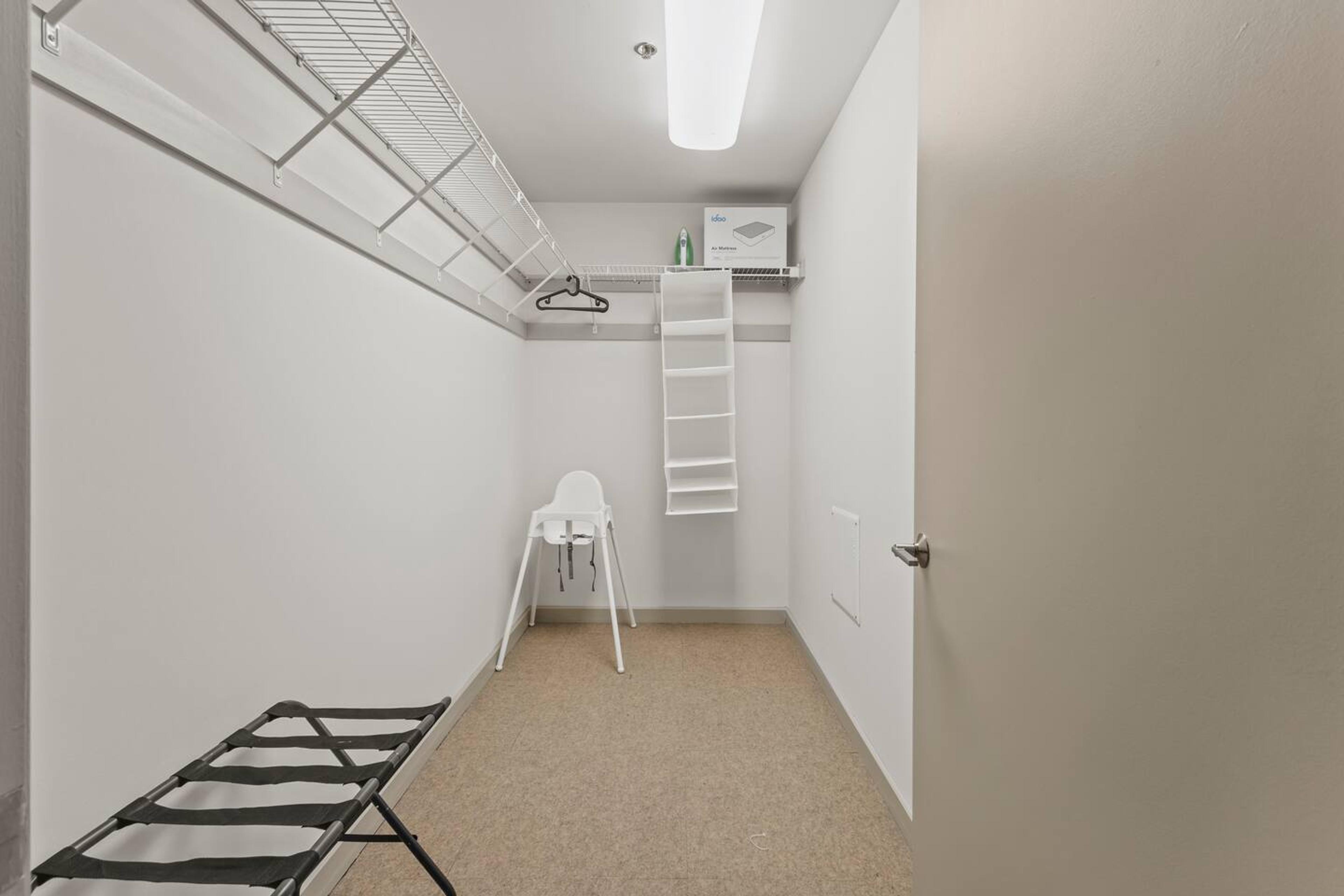 Plenty of Storage: Comes with a spacious closet to keep your belongings organized during your stay ✨