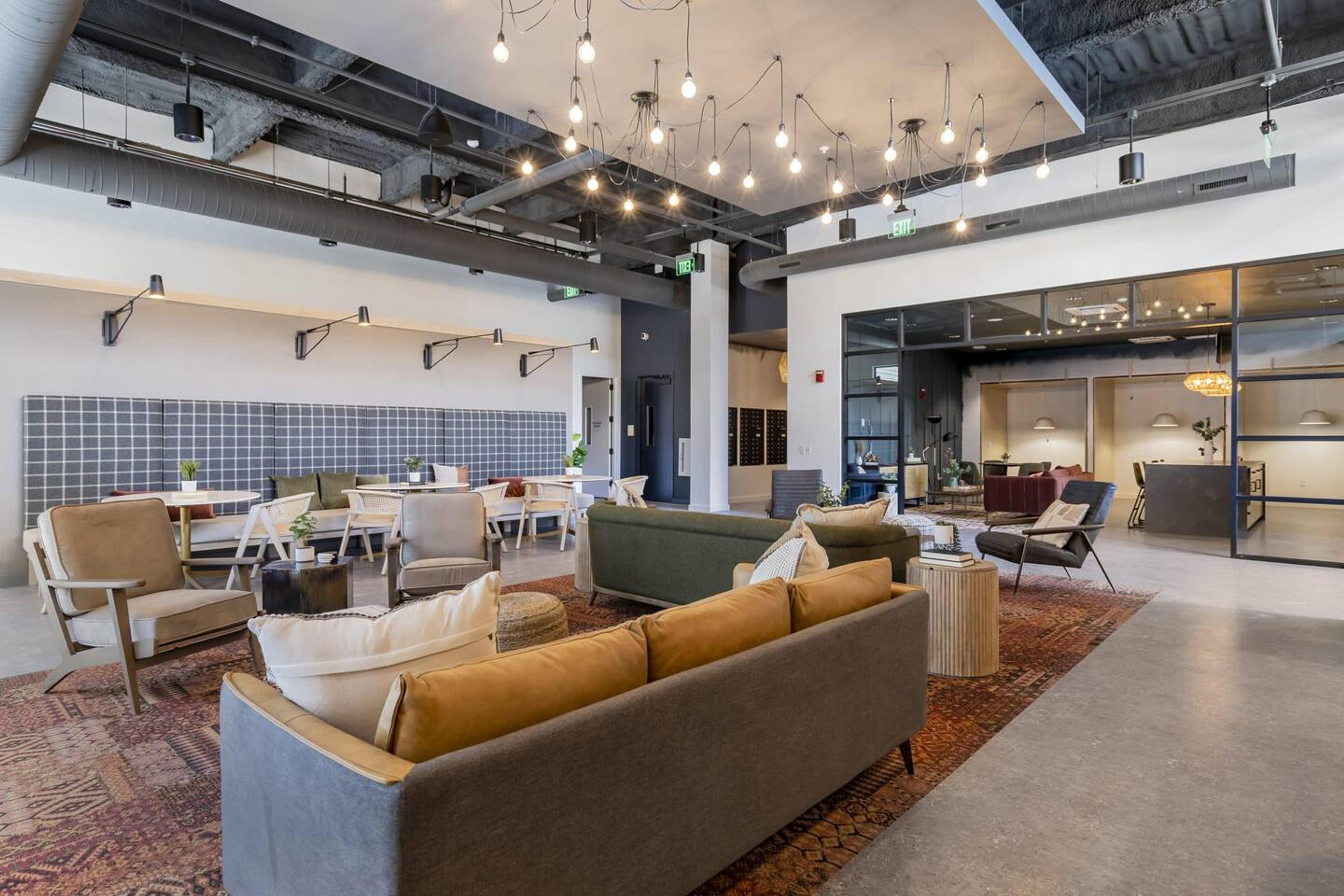 Common: Relaxation area with comfy couches.