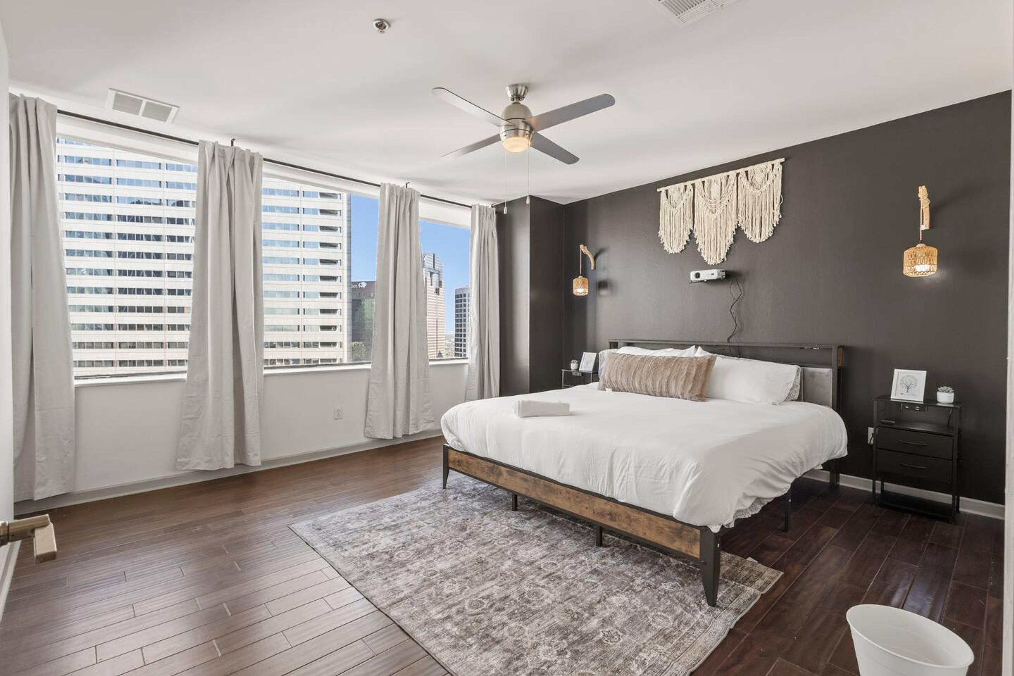 Spacious Comfort: Features a king bed + foldable twin bed – sleeps 3 guests comfortably!