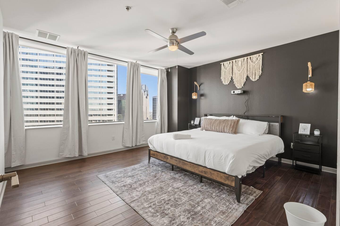 Spacious Comfort: Features a king bed + foldable twin bed – sleeps 3 guests comfortably!
