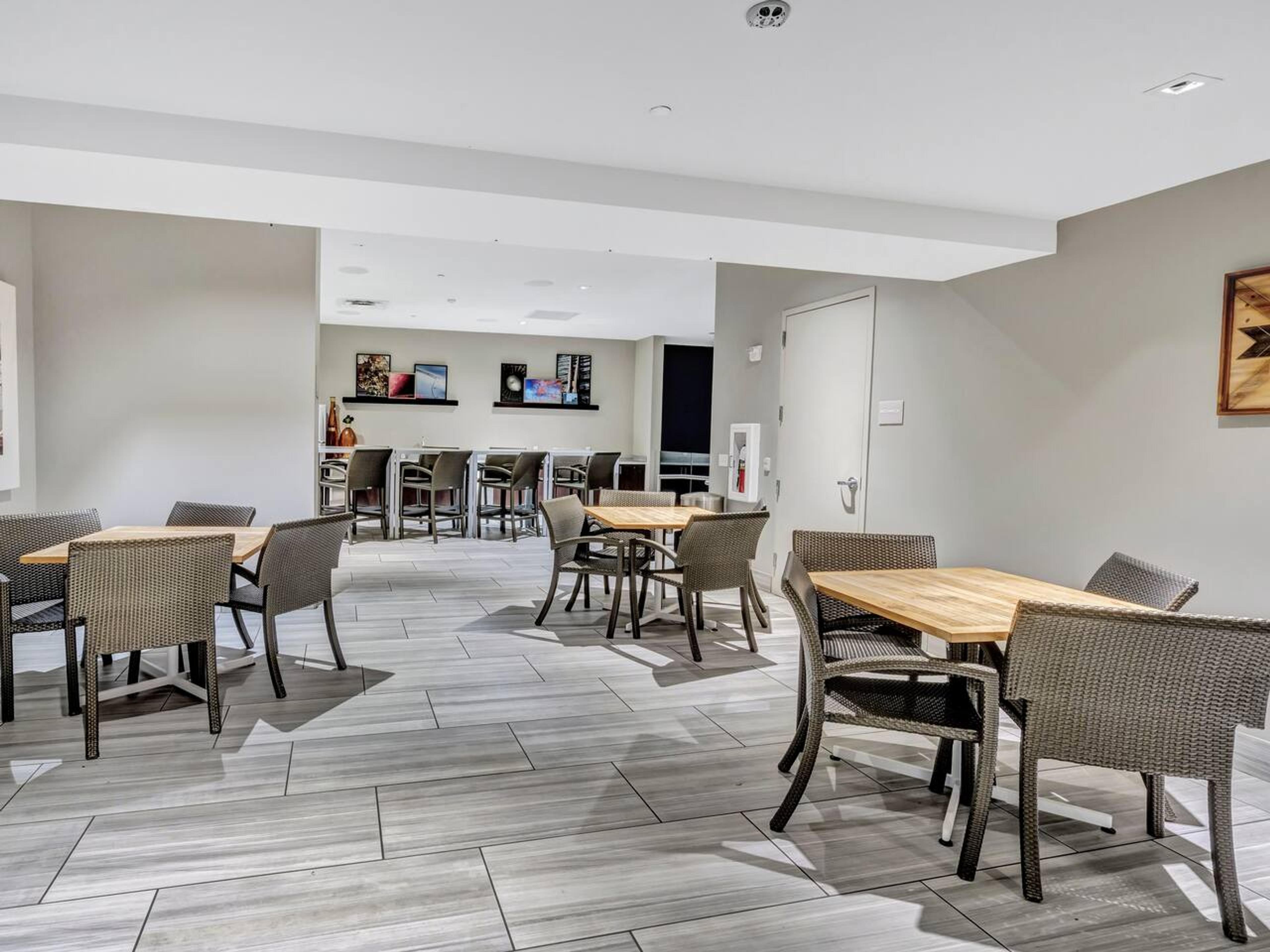 Common dining space with an aesthetic style!