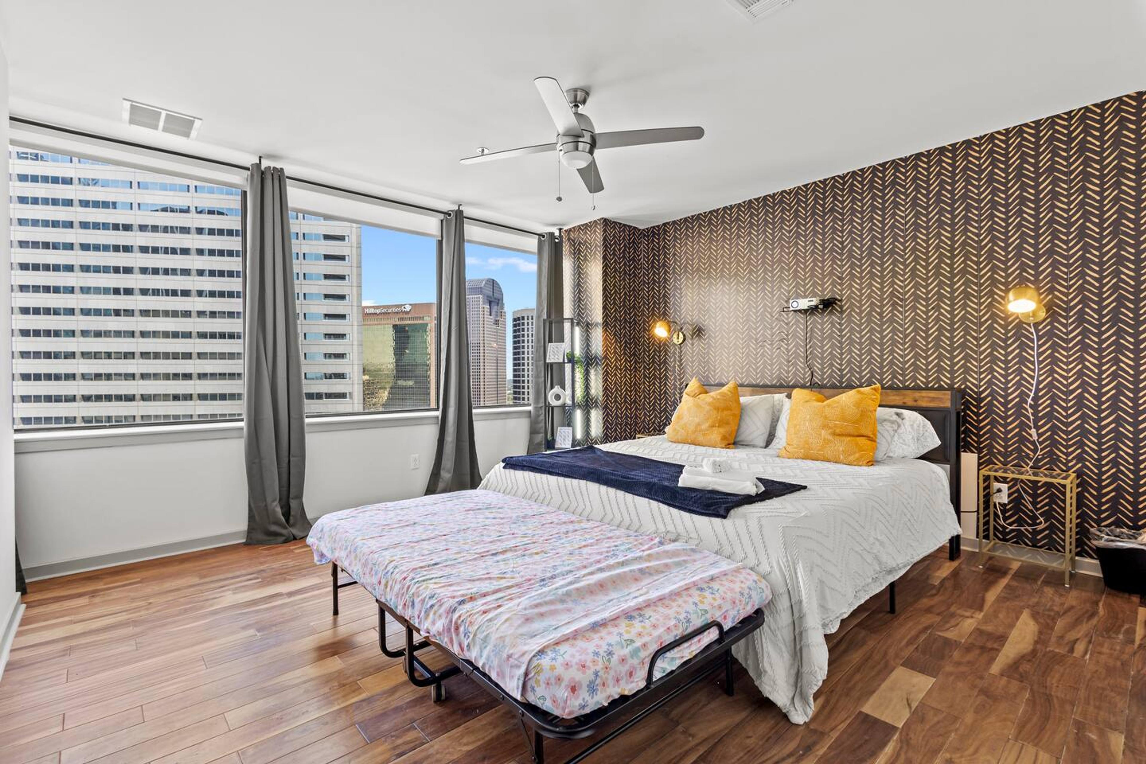 ️ King Bed + Foldable Twin Bed = Sleeps 3 Comfortably!