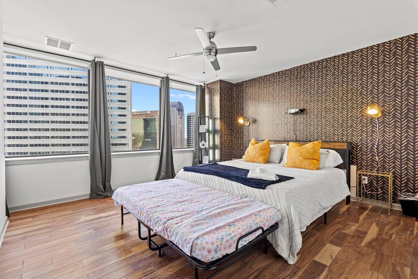 ️ King Bed + Foldable Twin Bed = Sleeps 3 Comfortably!