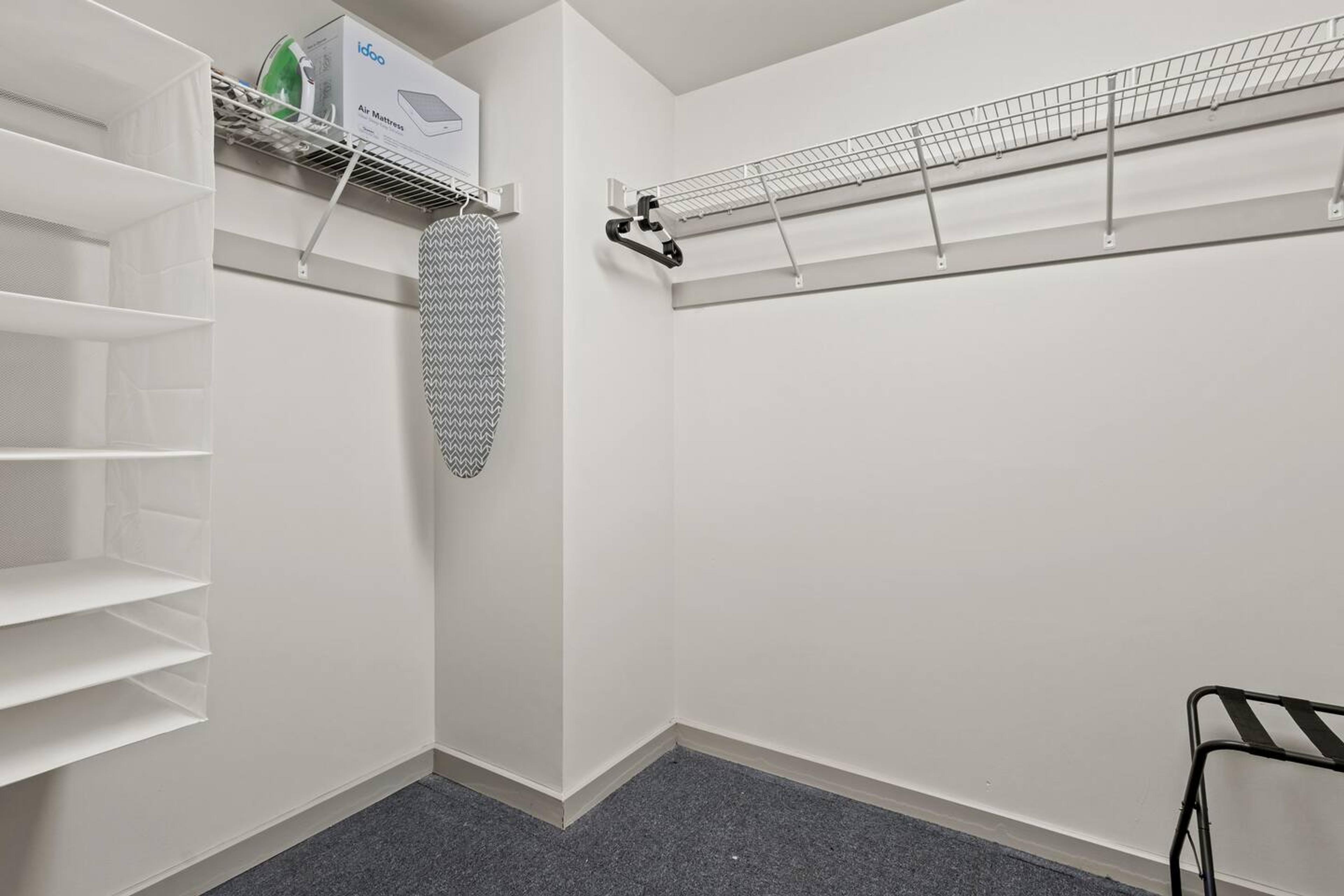 Plenty of Storage: Comes with a spacious closet to keep your belongings organized during your stay ✨