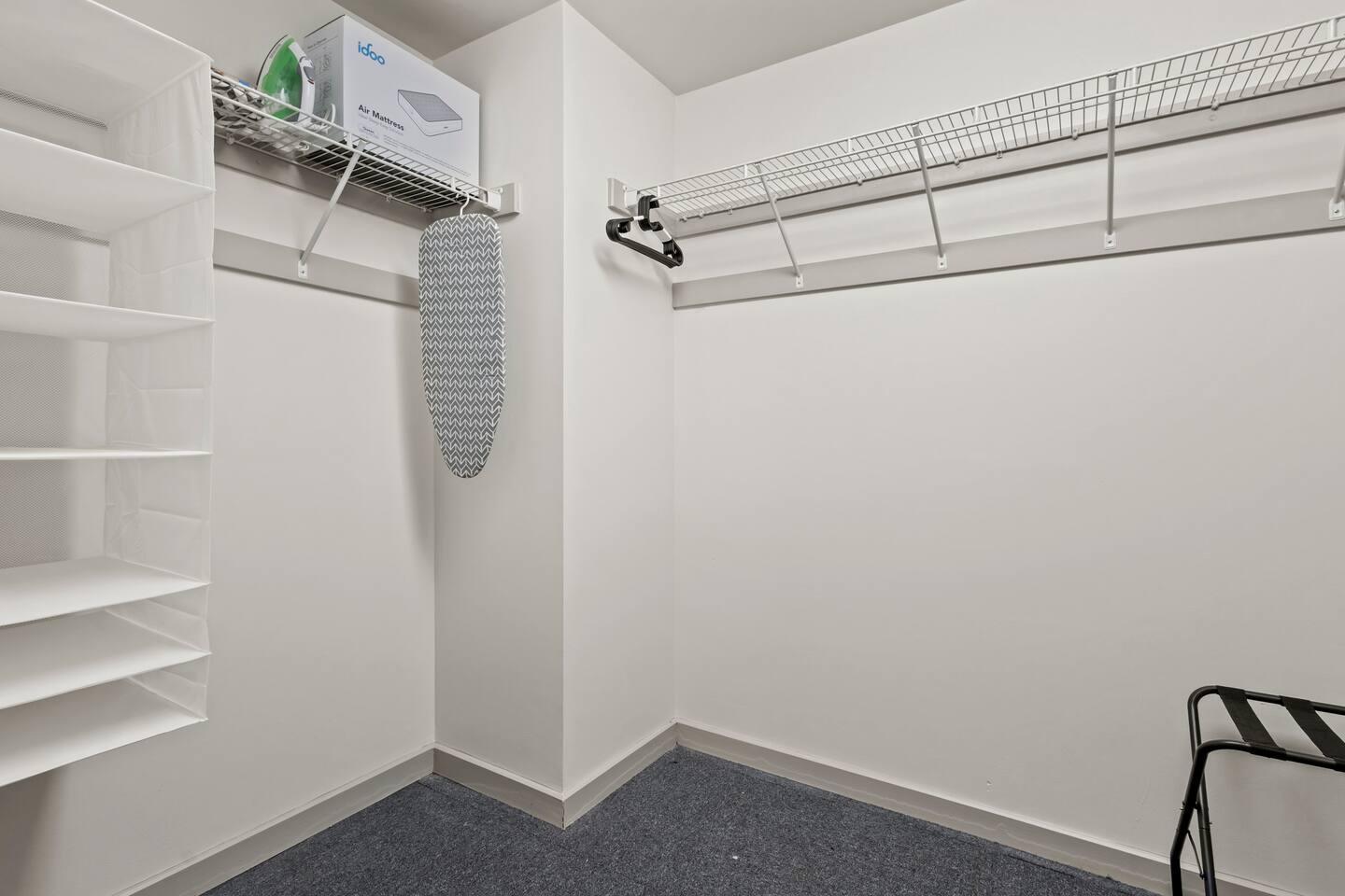 Plenty of Storage: Comes with a spacious closet to keep your belongings organized during your stay ✨