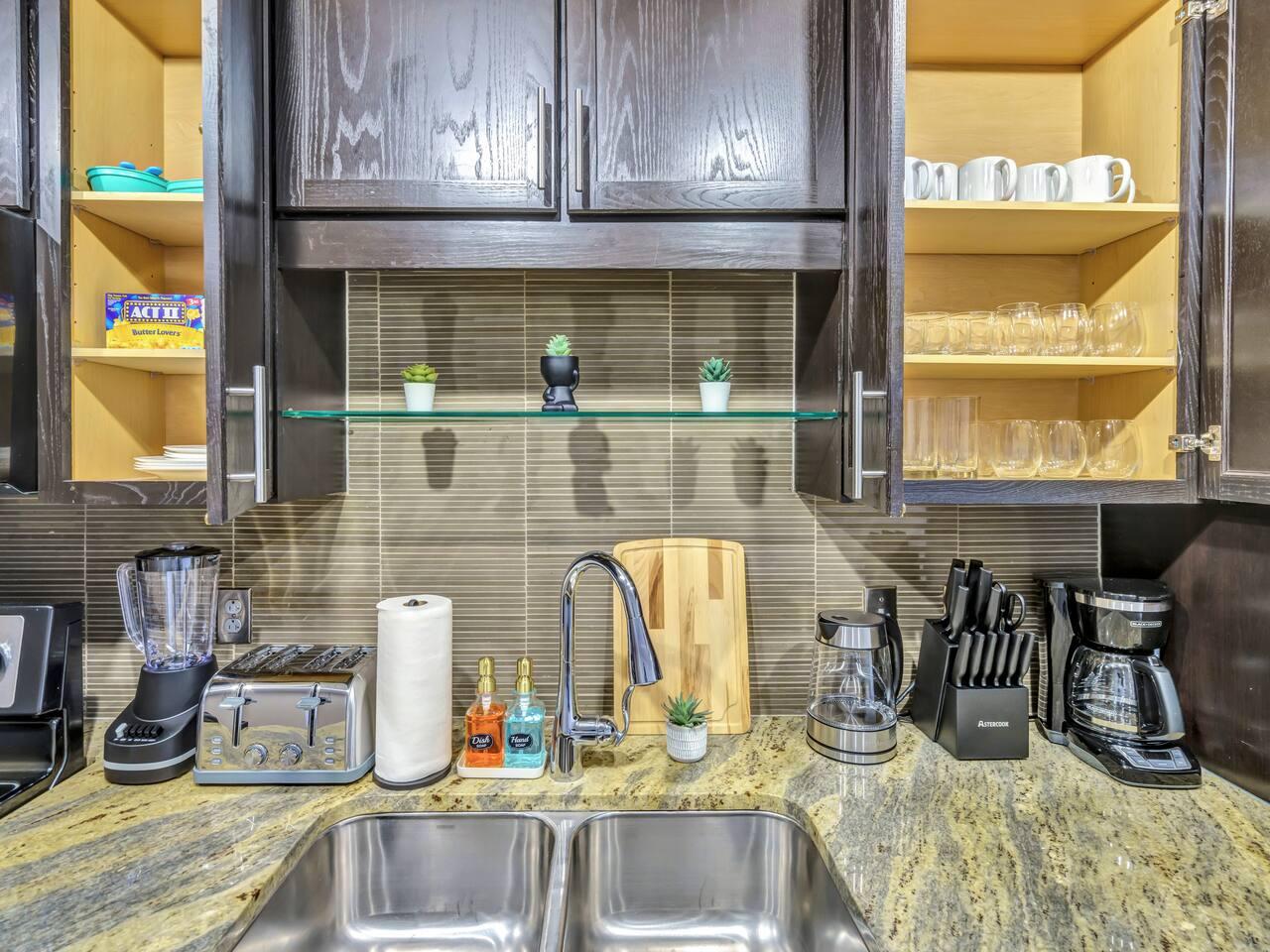 Fully equipped Kitchen: Kettle, knife set, coffee maker, cutting board, blender , stainless steel appliances