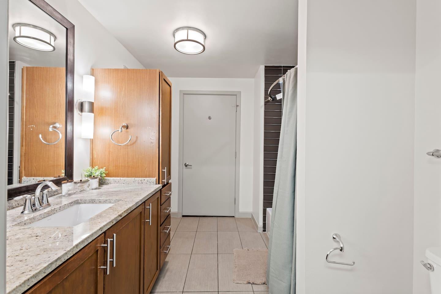 Bathroom : Elevate your daily routine in this immaculate bathroom with thoughtful essentials