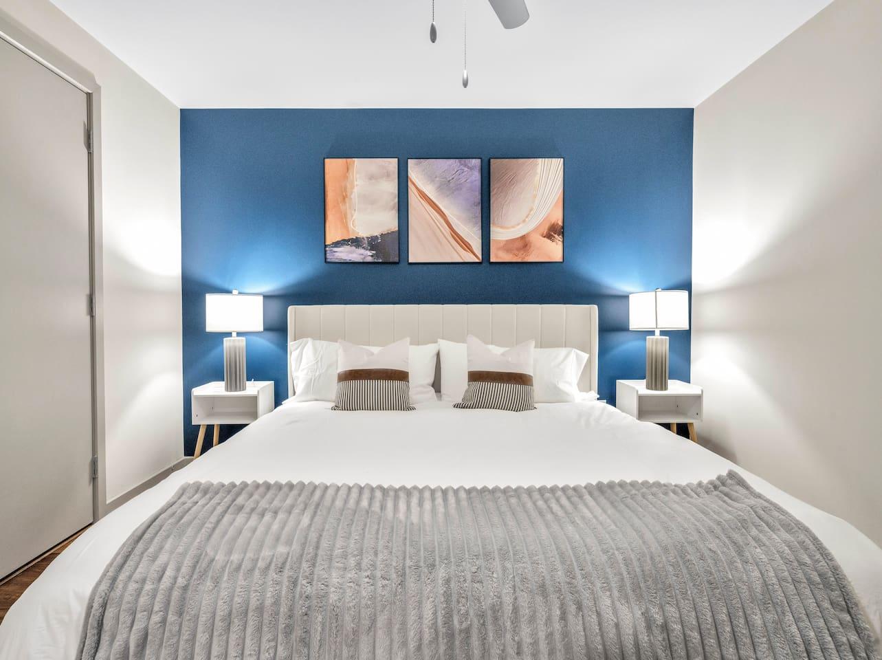Bedroom with king size bed