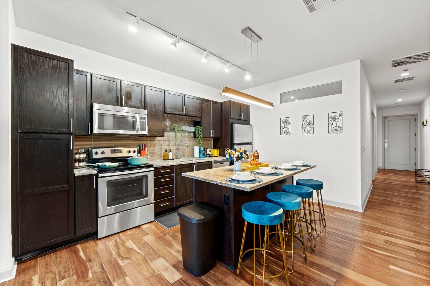 Fully equipped Kitchen: Kettle, knife set, coffee maker, cutting board, blender, electric stove, microwave, oven, spatulas, whiskers, toaster, stainless steel appliances and also fully stocked cabinets with cleaning amenities.