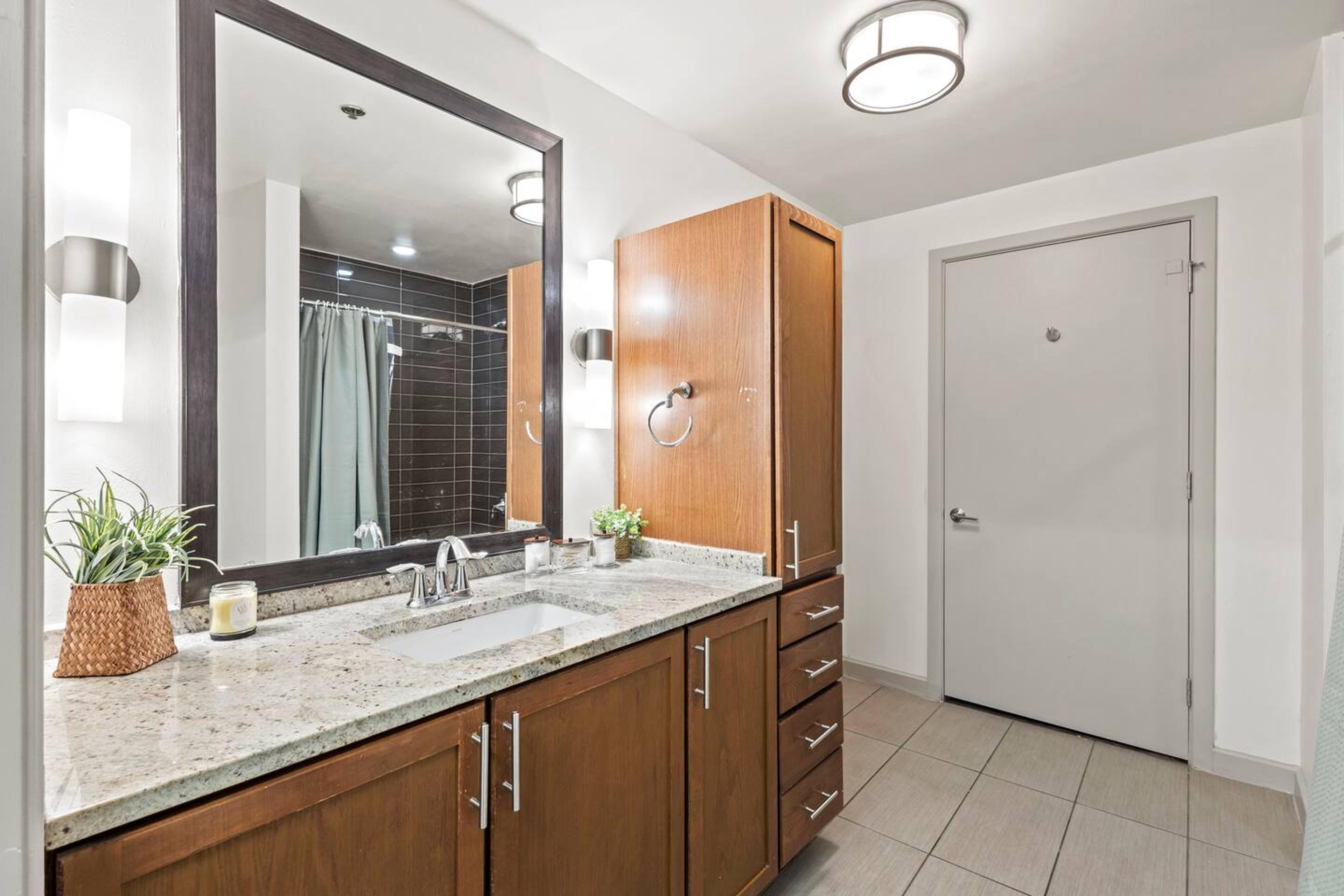 Bathroom : Elevate your daily routine in this immaculate bathroom with thoughtful essentials