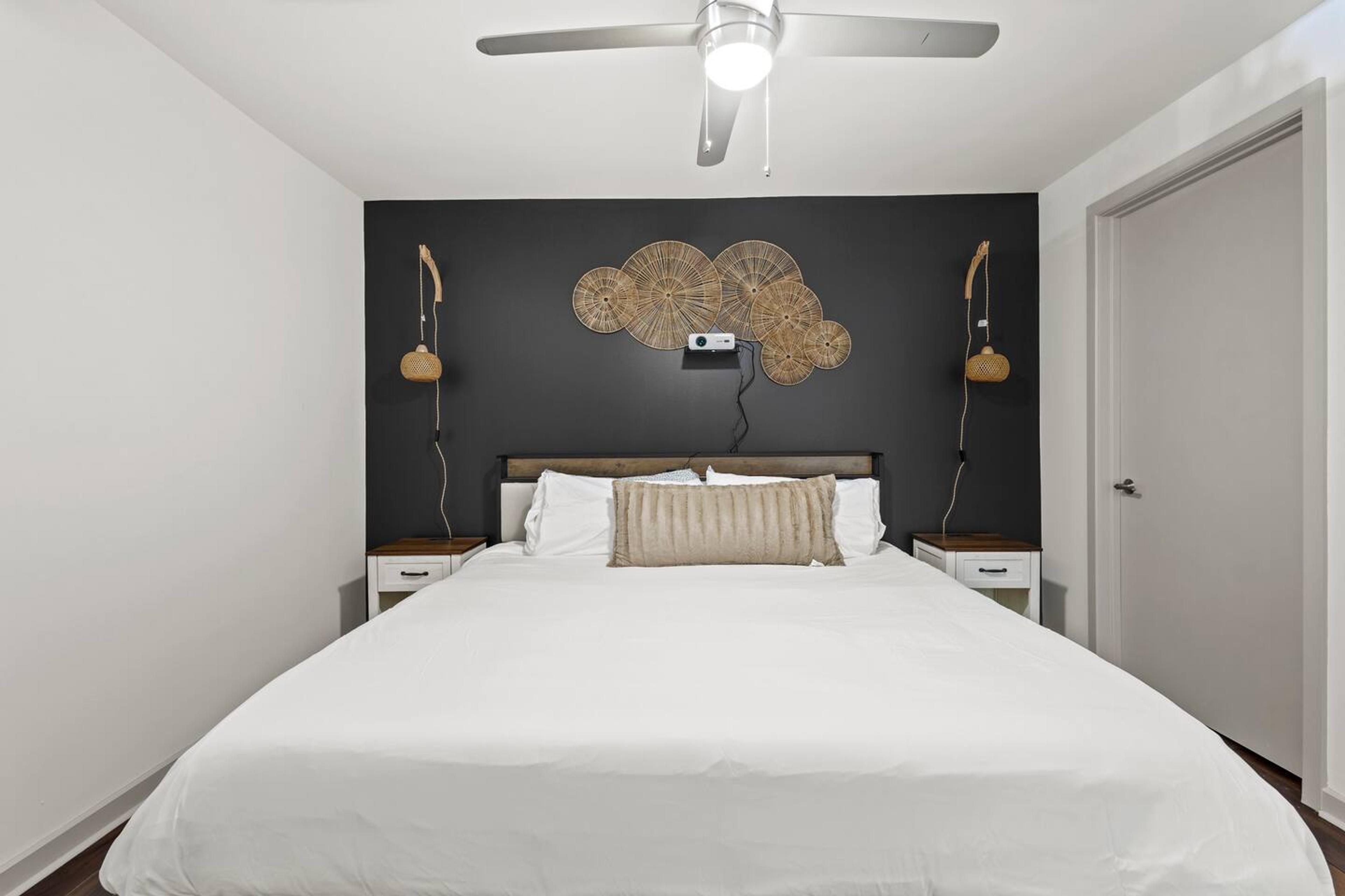 ️ Spacious Comfort: Features a king bed + foldable twin bed – sleeps 3 guests comfortably!