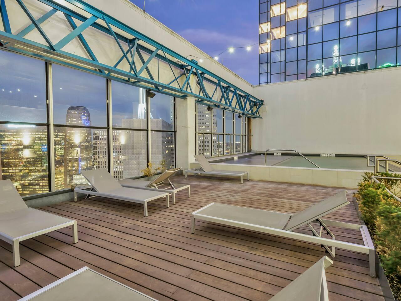 Common area: Pool space for everyone with an amazing view of the city.