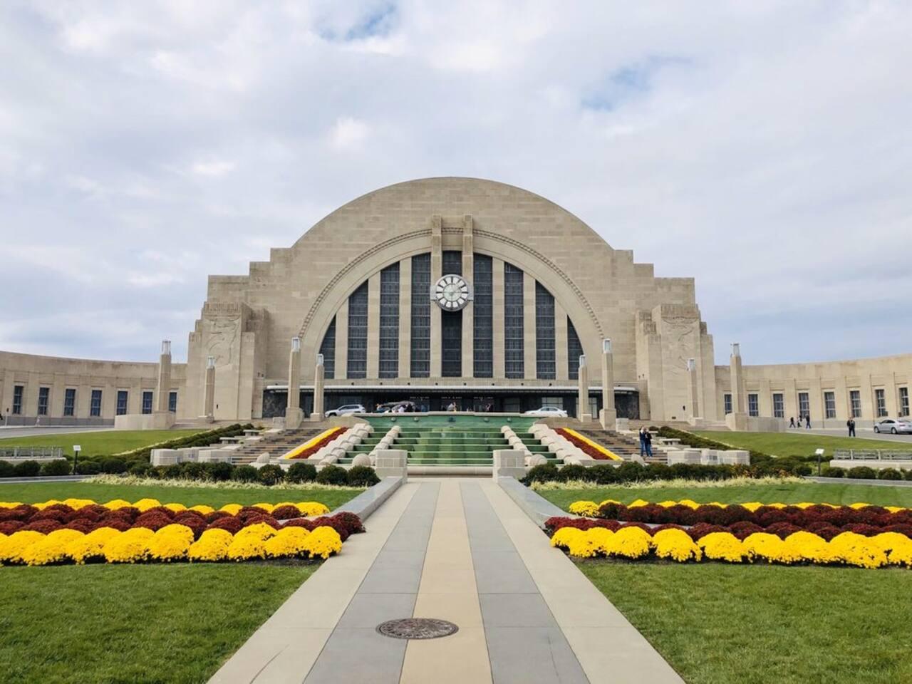 Cincinnati Museum Center at Union Terminal
Distance: 1.1 miles
Drive Time: ~5 minutes
A historic Art Deco train station housing museums and educational exhibits, including the Cincinnati History Museum.