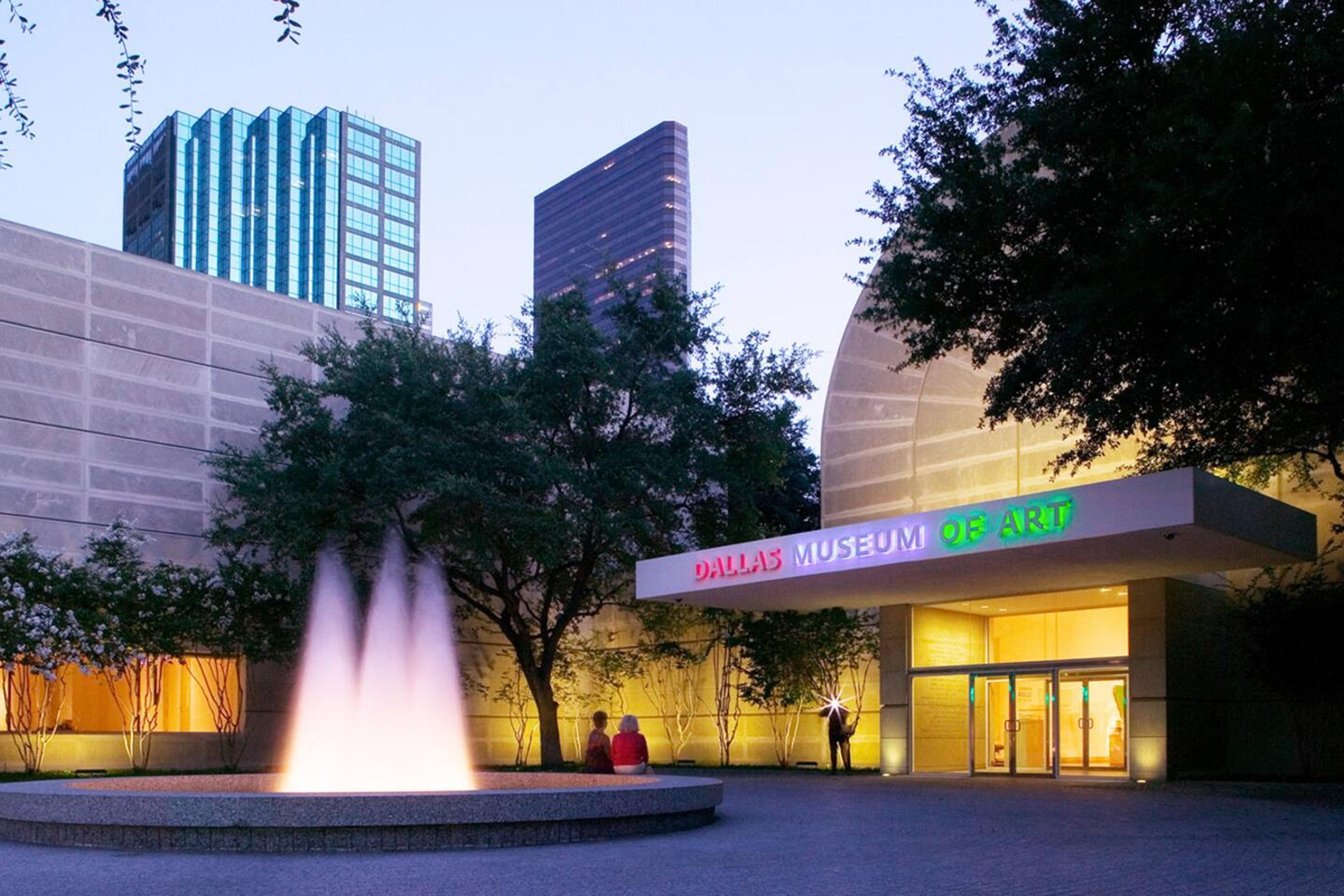 One of the largest art museums in the U.S., it houses an extensive collection of artworks from around the world, ranging from ancient to contemporary.
1.5 miles (30 min by walk, 6 min by car)