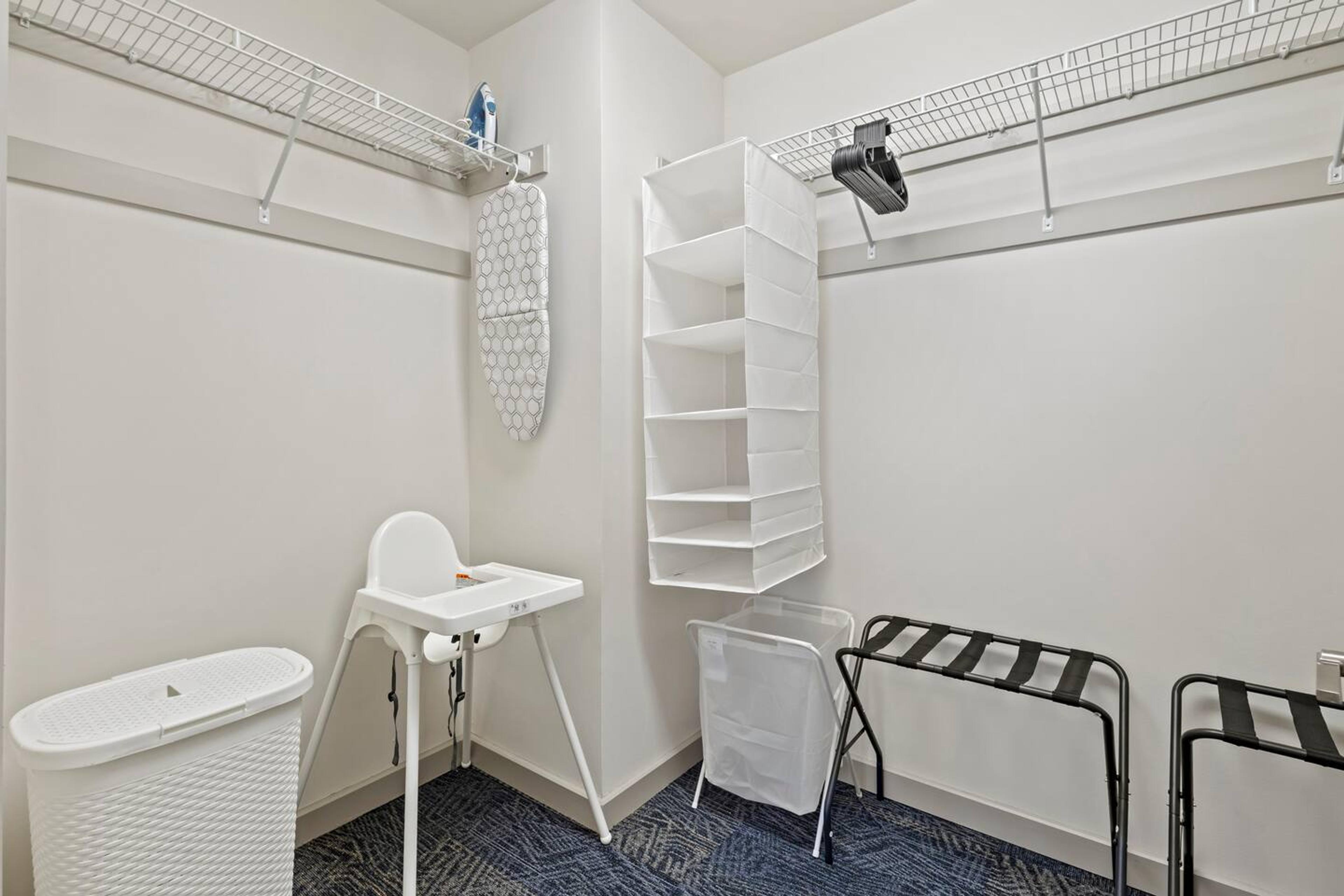 Plenty of Storage: Comes with a spacious closet to keep your belongings organized during your stay ✨