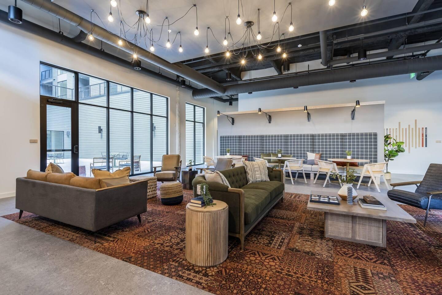 Common: Relaxation area with comfy couches.