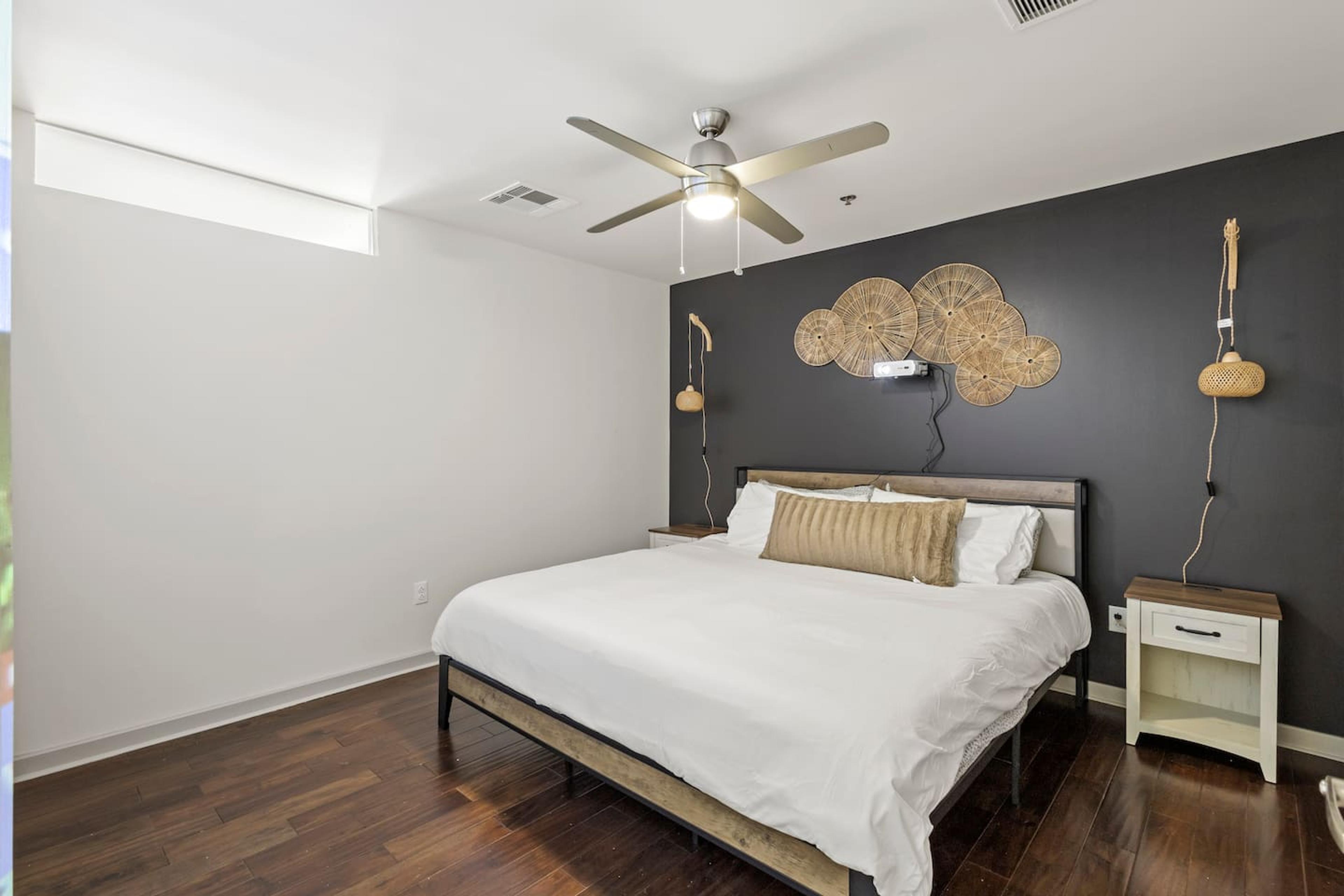 ️ Spacious Comfort: Features a king bed + foldable twin bed – sleeps 3 guests comfortably!
