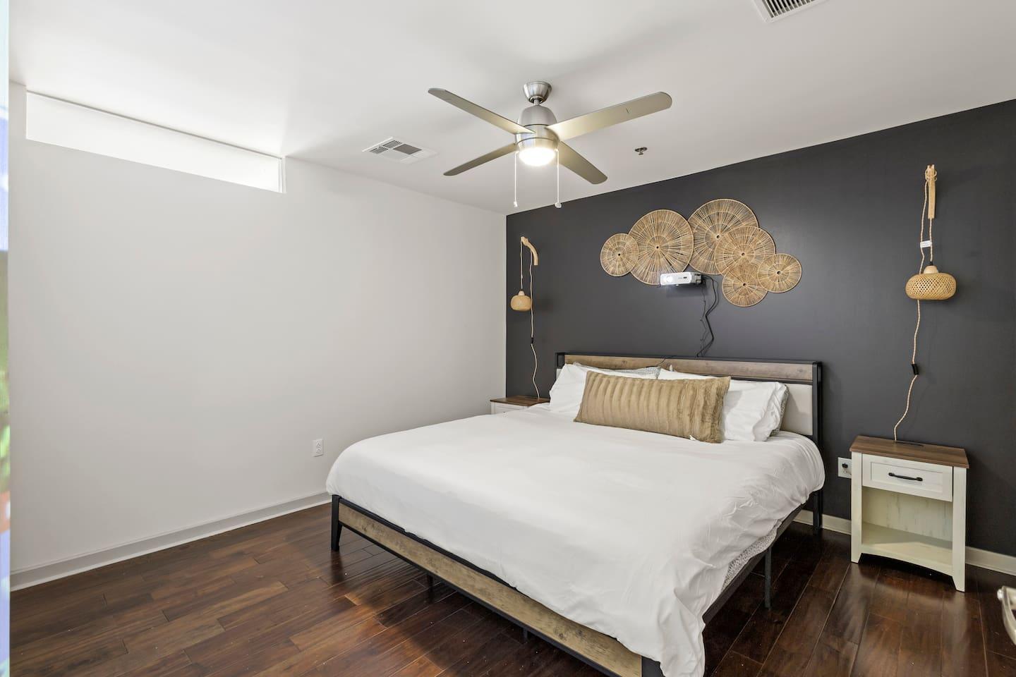 ️ Spacious Comfort: Features a king bed + foldable twin bed – sleeps 3 guests comfortably!