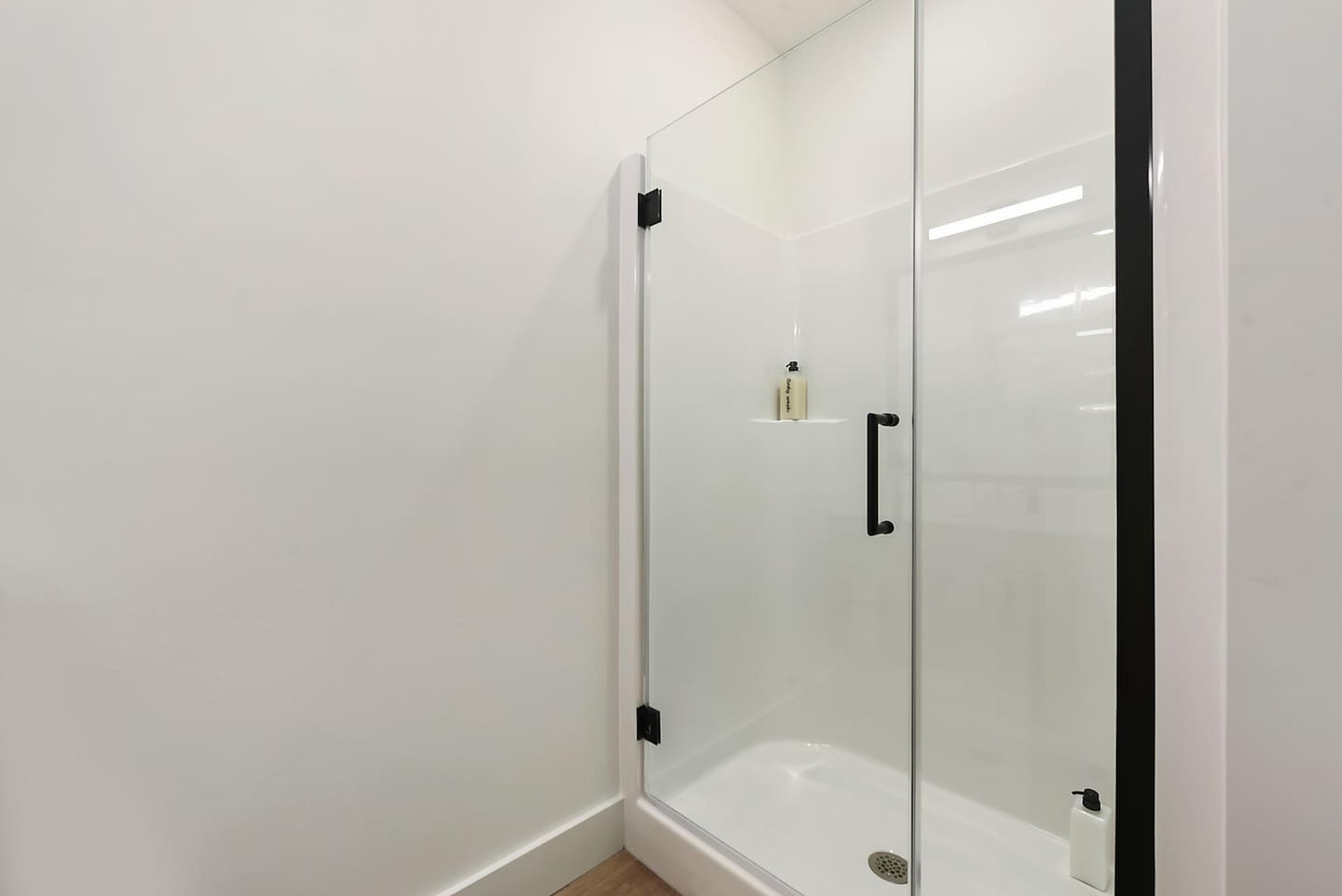 Bathroom Shower With Essentials Provided (Shampoo, Conditioner, Body Wash)