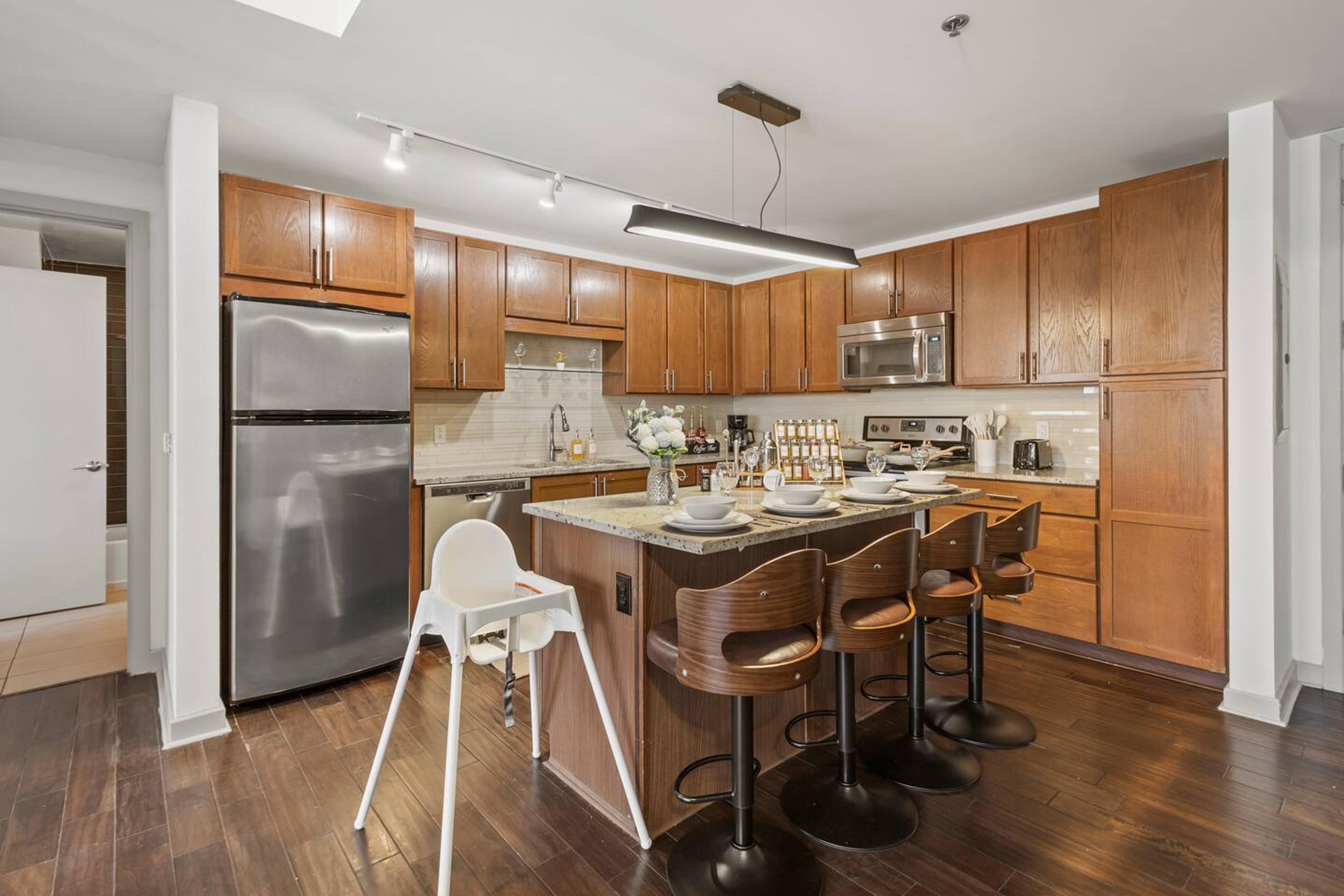 Fully equipped Kitchen: Kettle, knife set, coffee maker, cutting board, blender , stainless steel appliances