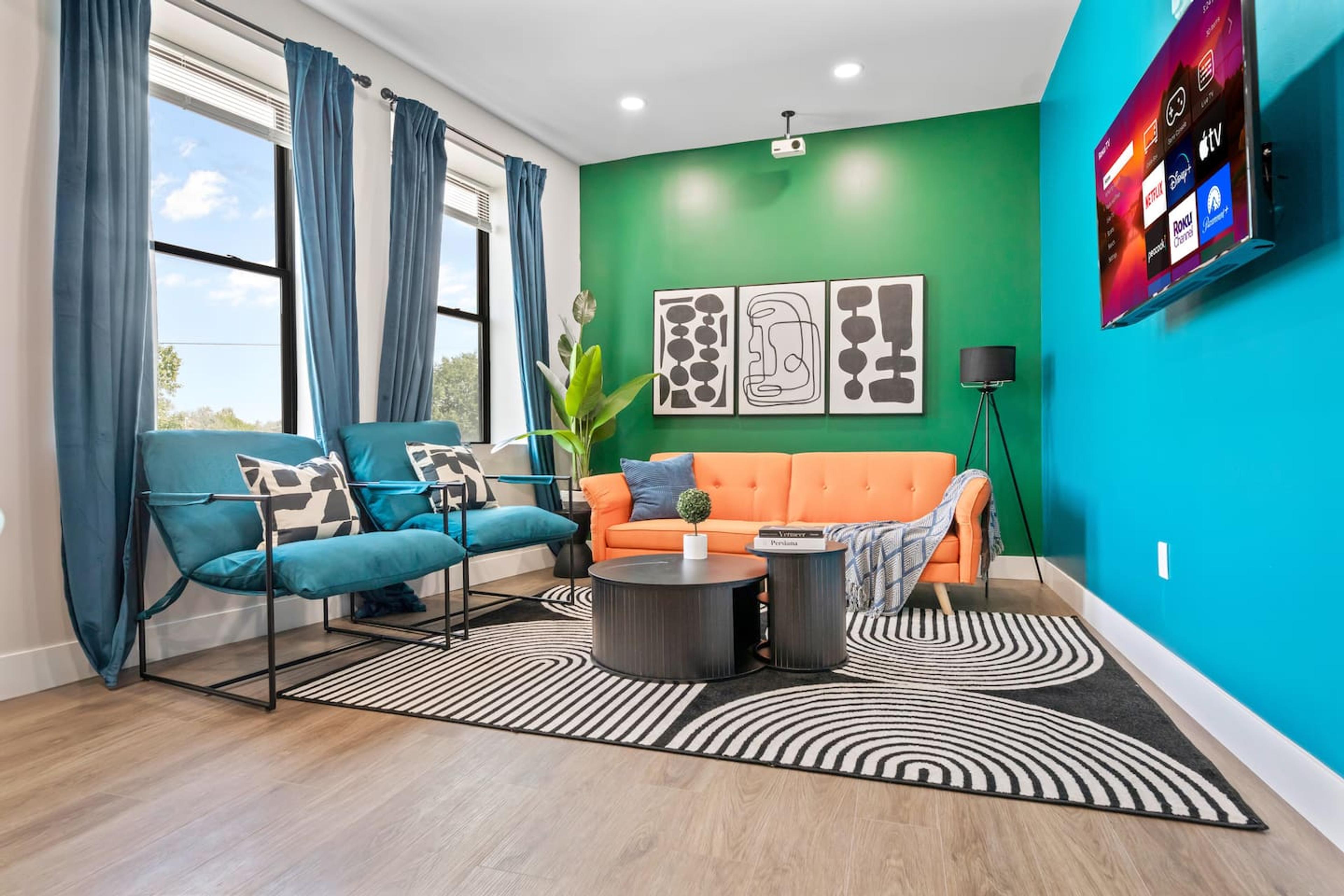 Living room : Two accent walls perfect to click memories !
