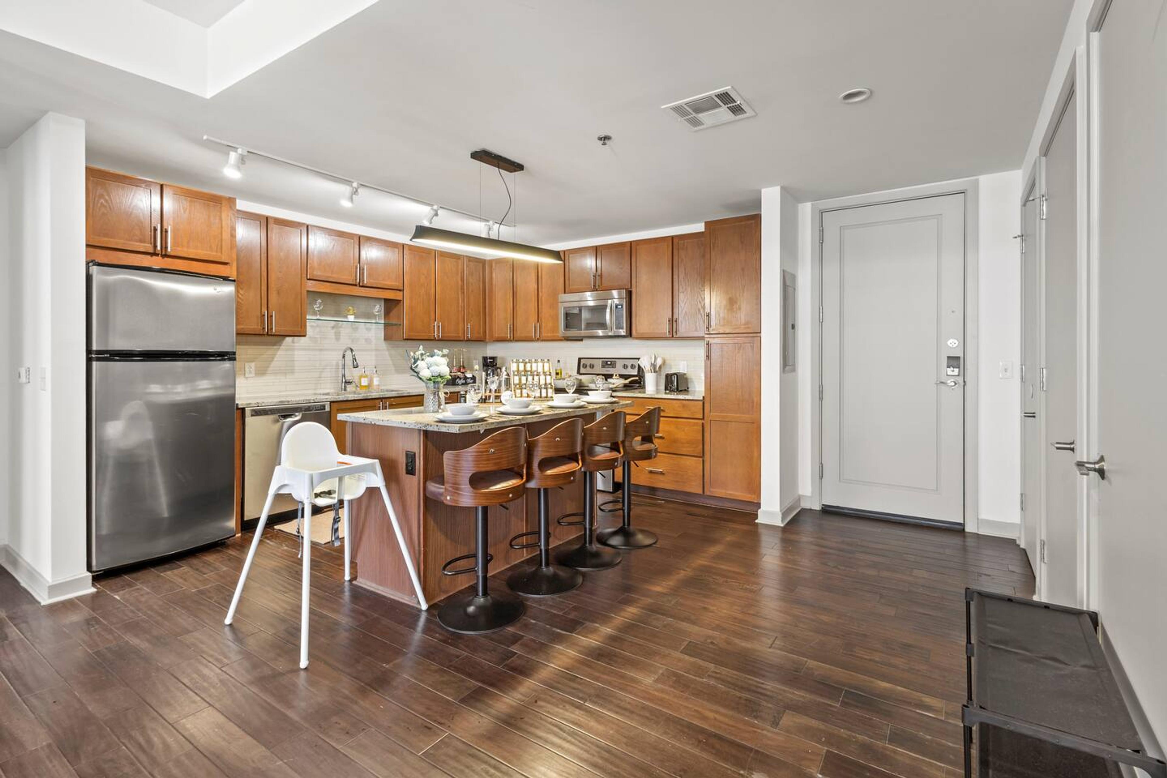 Fully equipped Kitchen: Kettle, knife set, coffee maker, cutting board, blender , stainless steel appliances