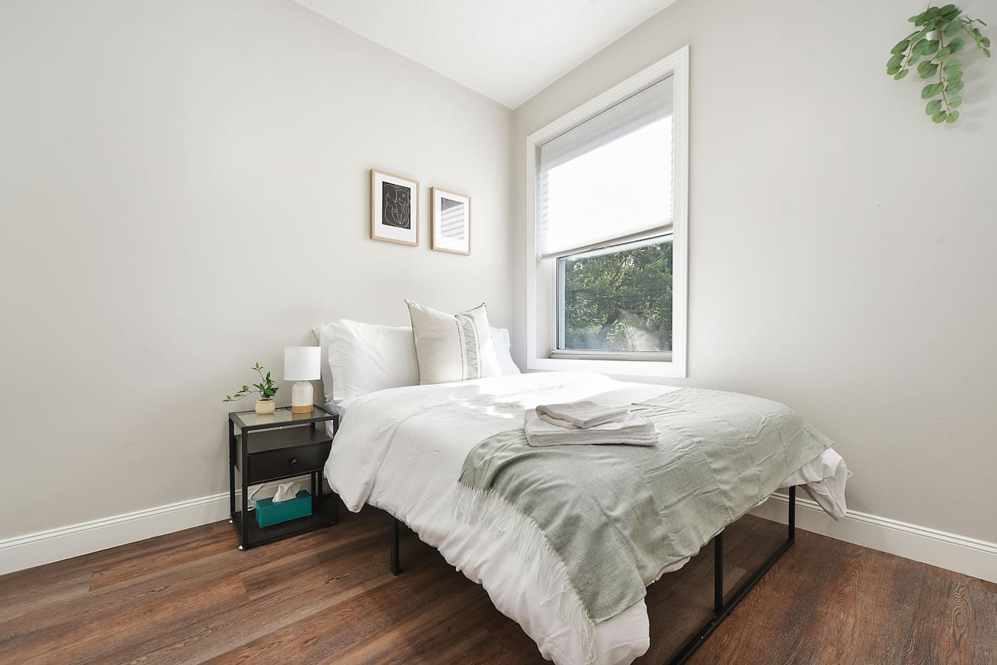 Bedroom 2: Full size bed